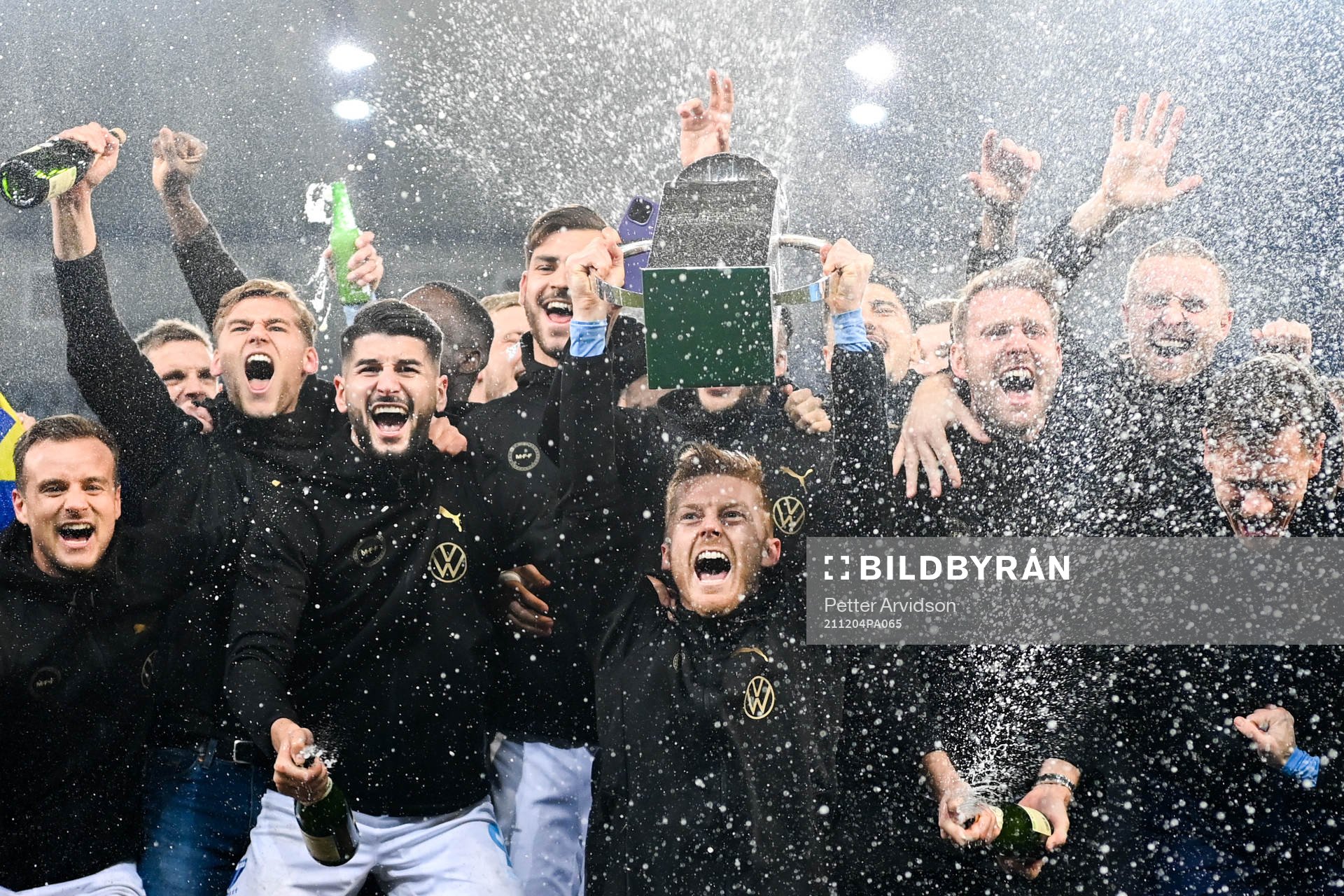 Malmö FFs spelare jublar med pokalen