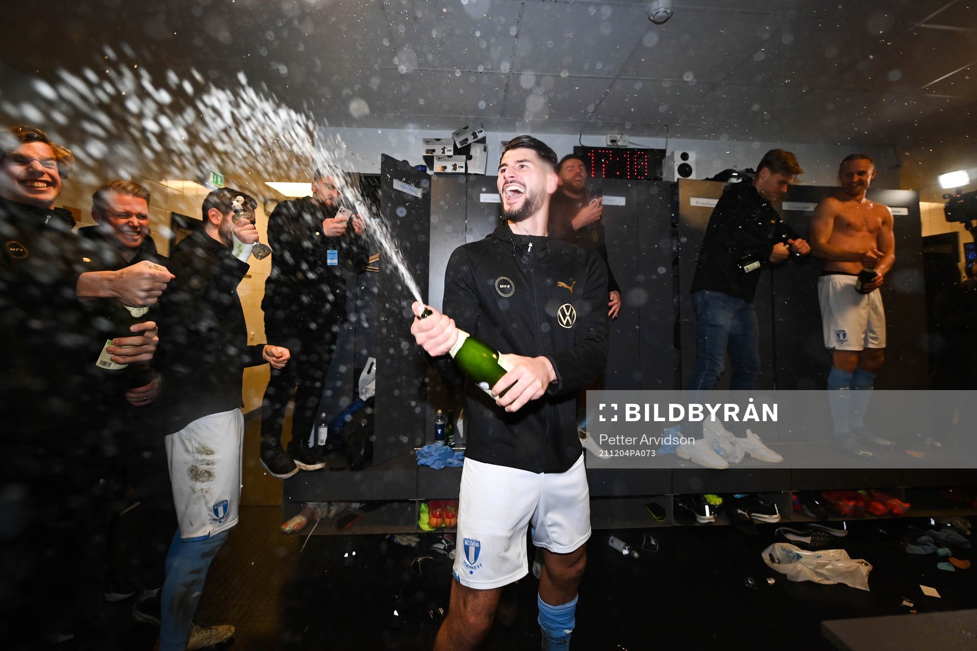 Malmö FFs Antonio Colak jublar i omklädningsrummet efter fotbollsmatchen i Allsvenskan mellan Malmö FF och Halmstad den 4 december 2021 i Malmö.