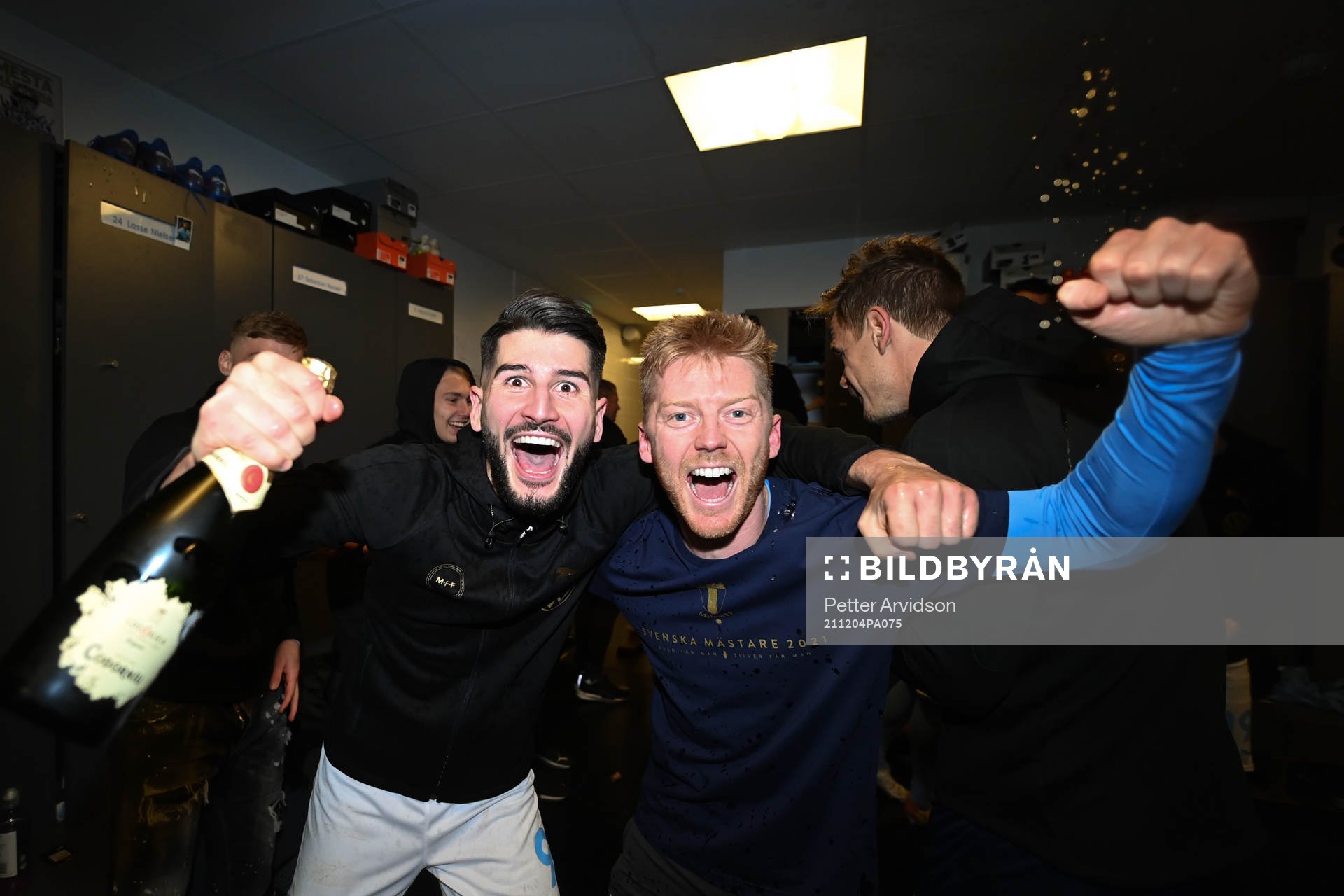 Malmö FFs Antonio Colak och Anders Christiansen jublar i omklädningsrummet efter fotbollsmatchen i Allsvenskan mellan Malmö FF och Halmstad den 4 december 2021 i Malmö.