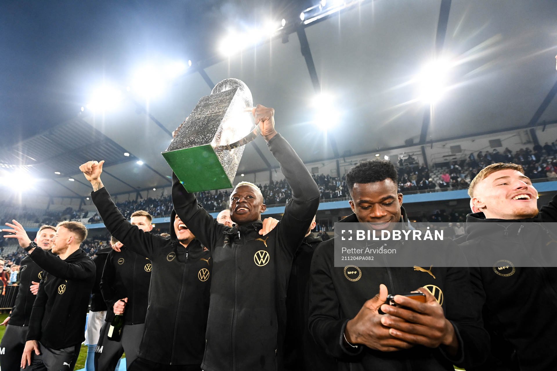 Malmö FFs Bonke Innocent jublar med pokalen