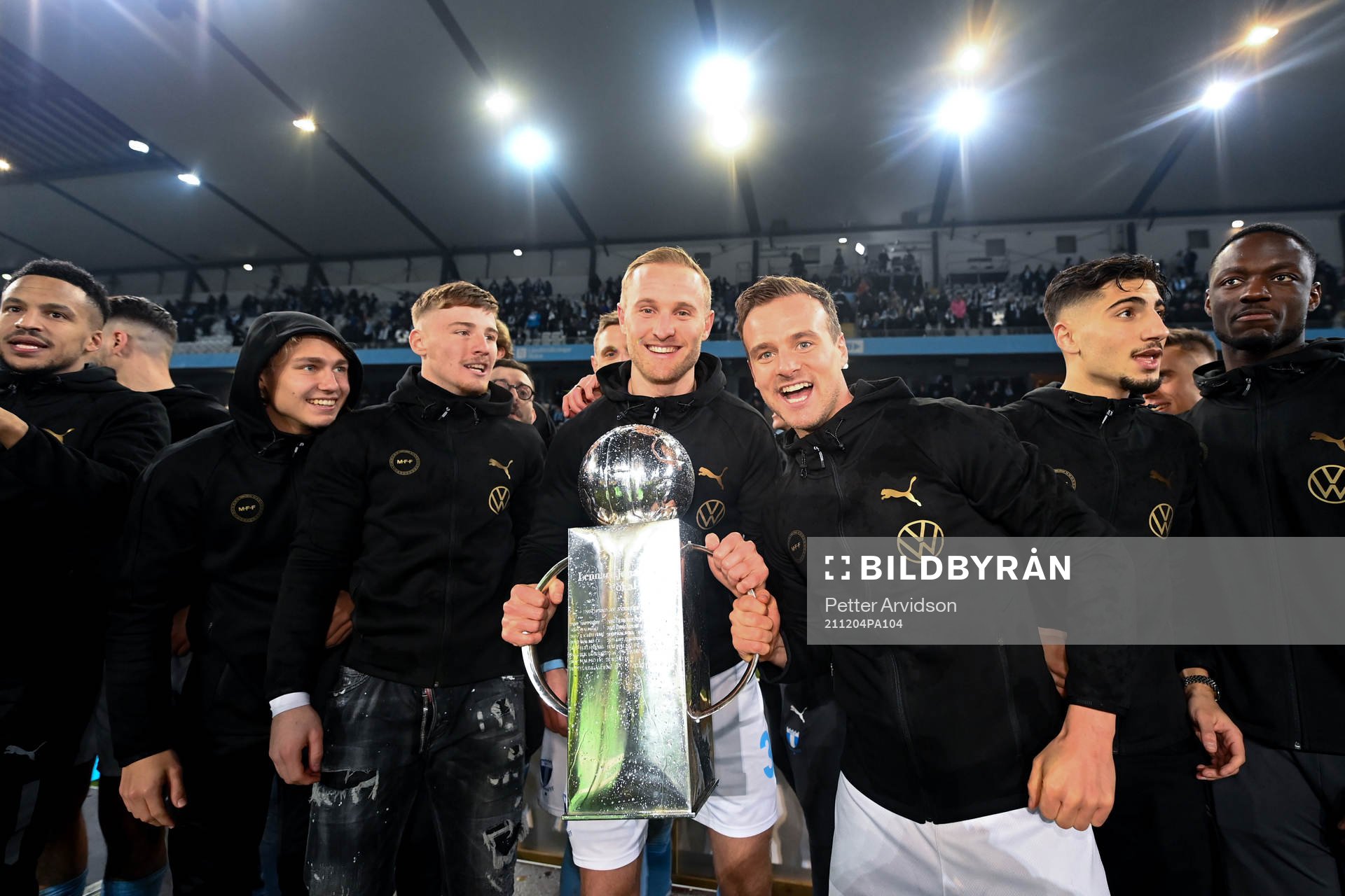 Franz Brorsson och Eric Larsson jublar med pokalen