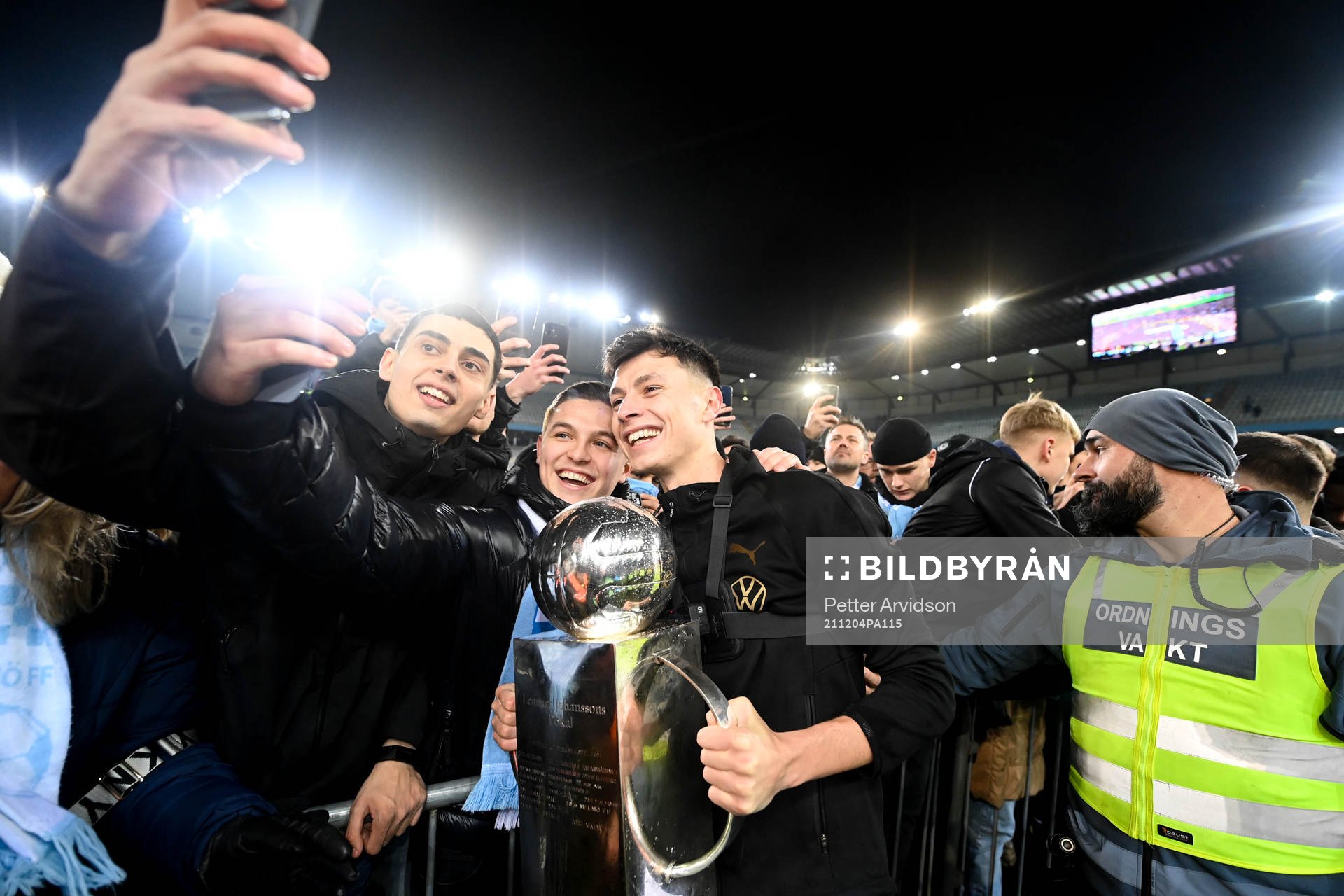 Malmö FFs Anel Ahmedhodzic jublar med pokalen