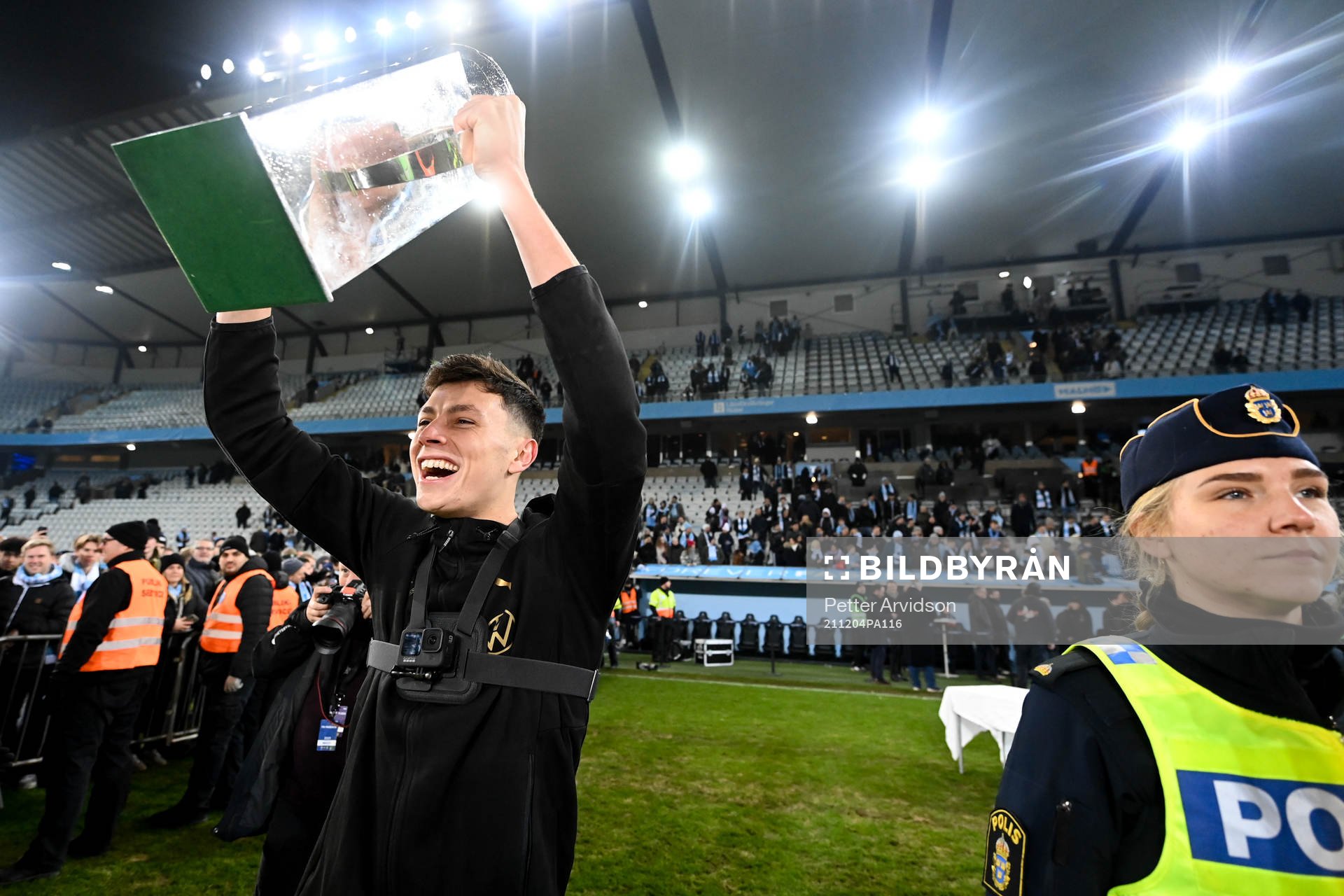 Malmö FFs Anel Ahmedhodzic jublar med pokalen