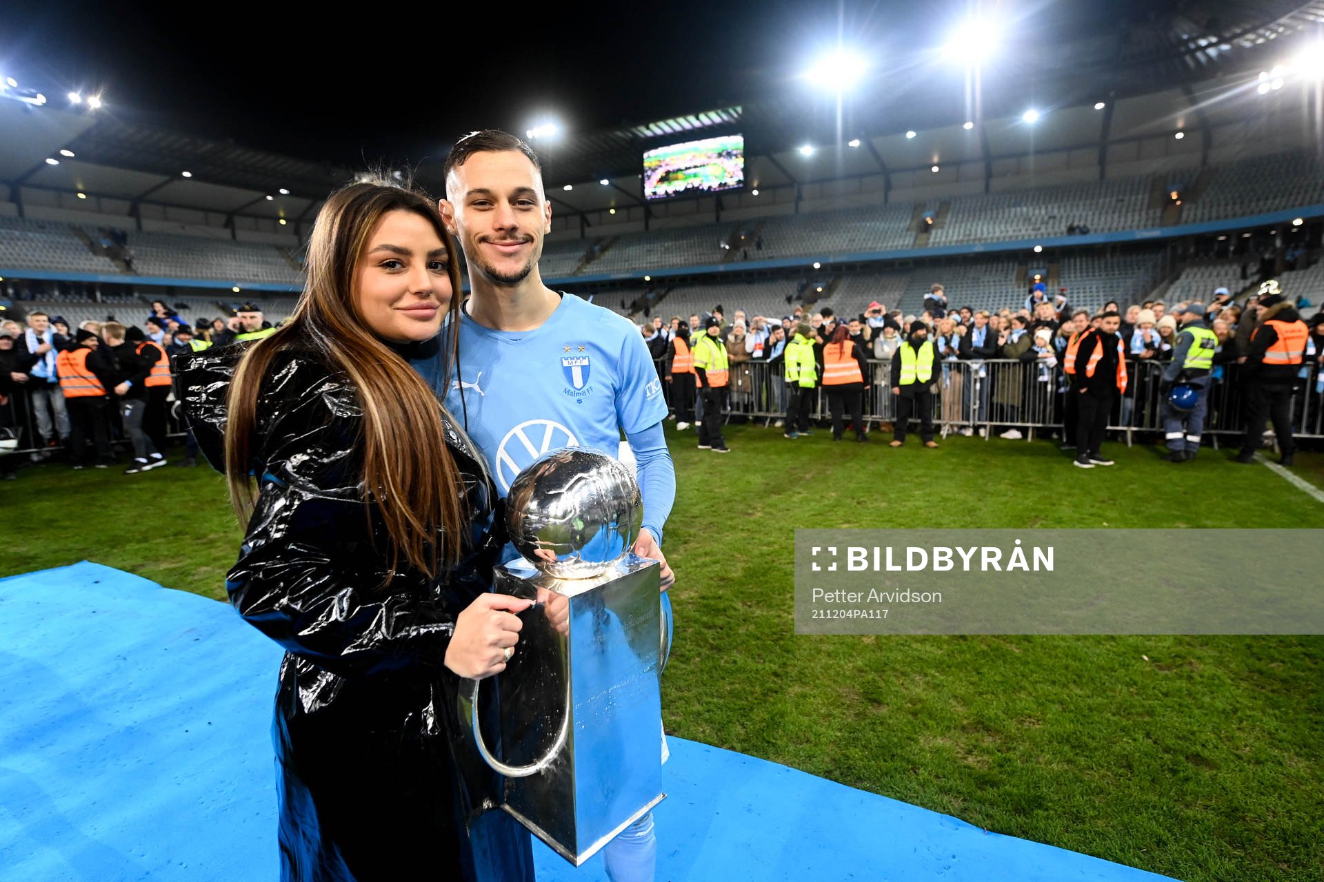 Malmö FFs Veljko Birmancevic jublar med pokalen efter fotbollsmatchen i Allsvenskan mellan Malmö FF och Halmstad den 4 december 2021 i Malmö.