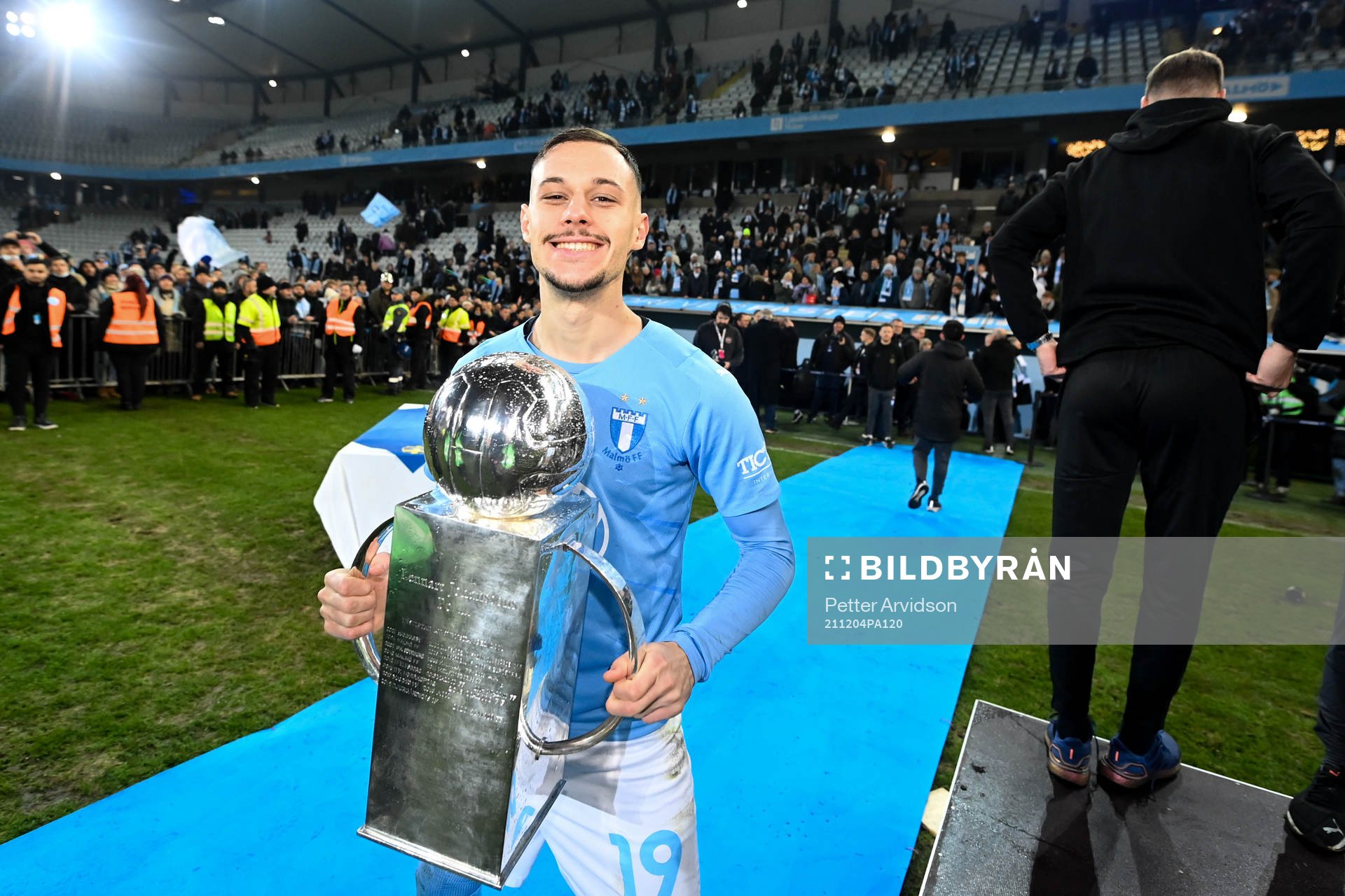 Malmö FFs Veljko Birmancevic jublar med pokalen