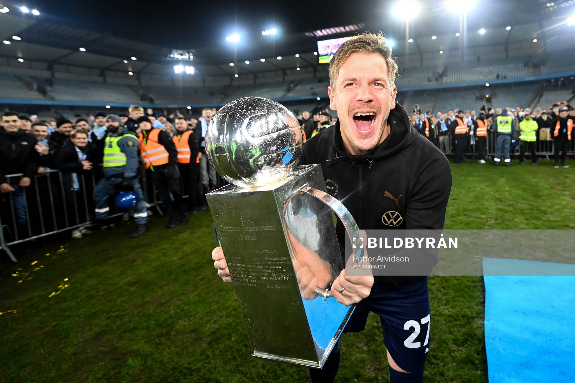 Malmö FFs målvakt Johan Dahlin  jublar med pokalen