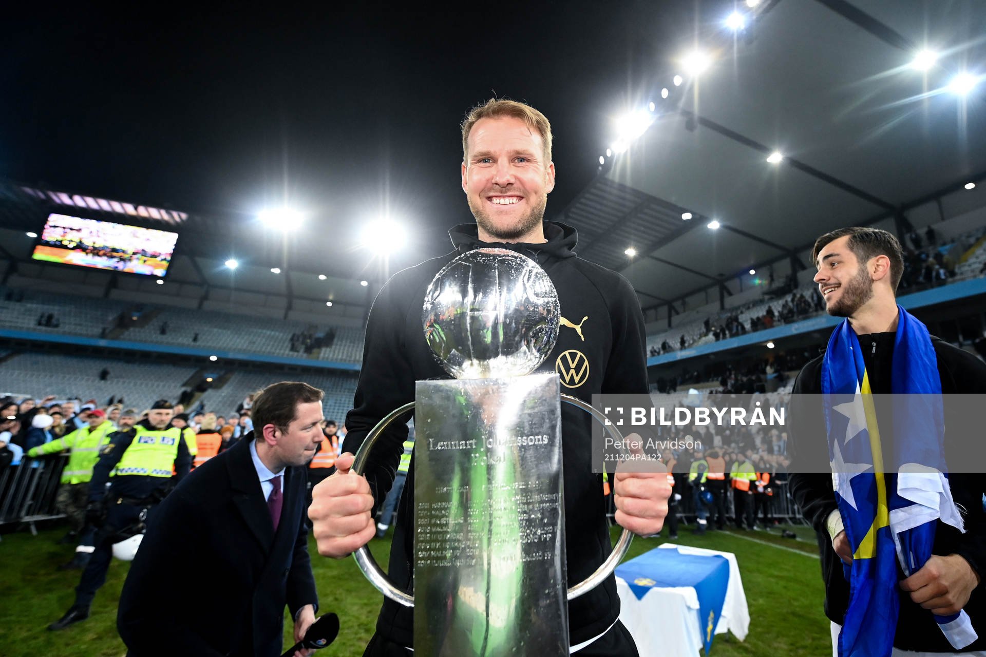 Malmö FFs Ola Toivonen  jublar med pokalen efter fotbollsmatchen i Allsvenskan mellan Malmö FF och Halmstad den 4 december 2021 i Malmö. 