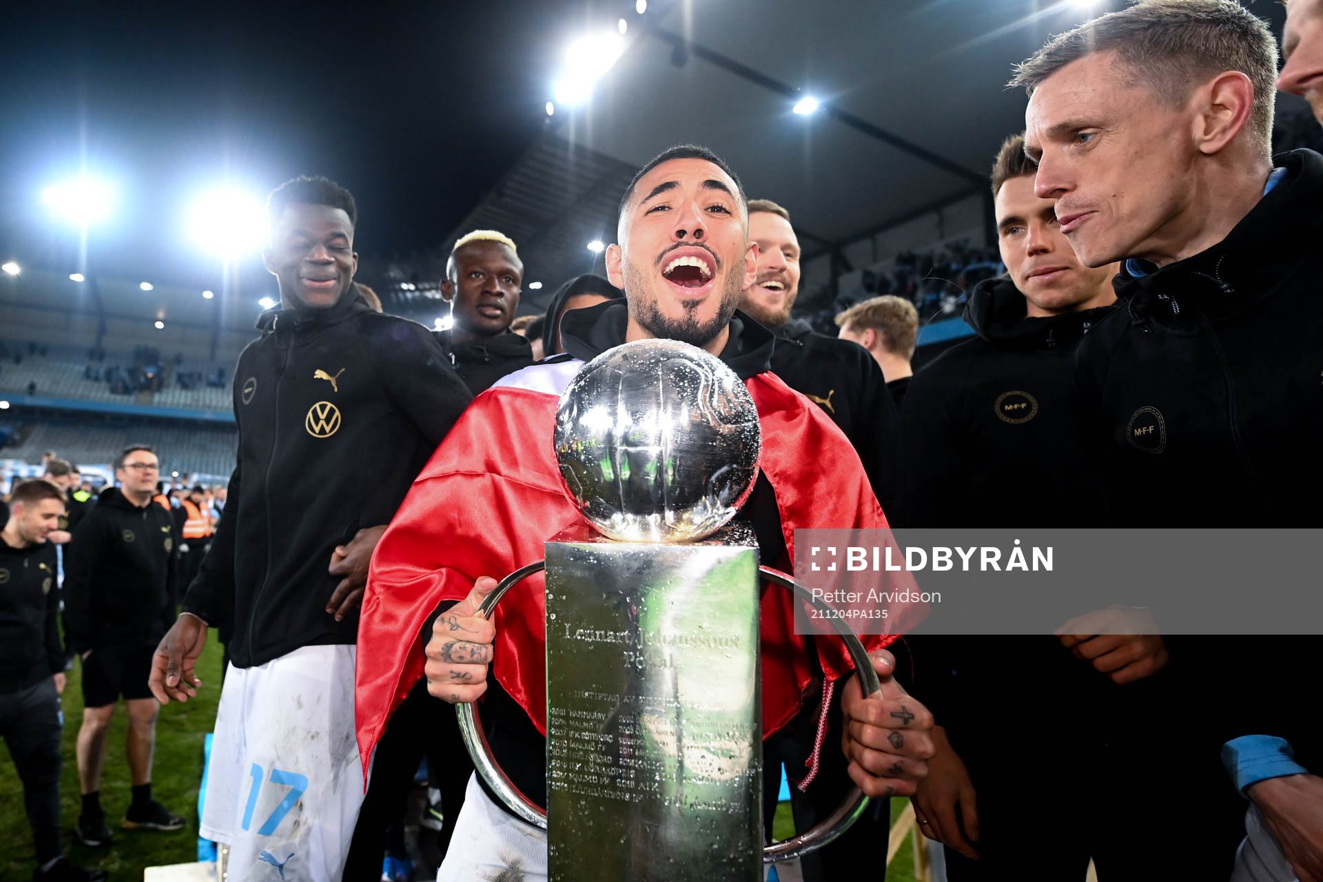Malmö FFs Sergio Pena jublar med pokalen
