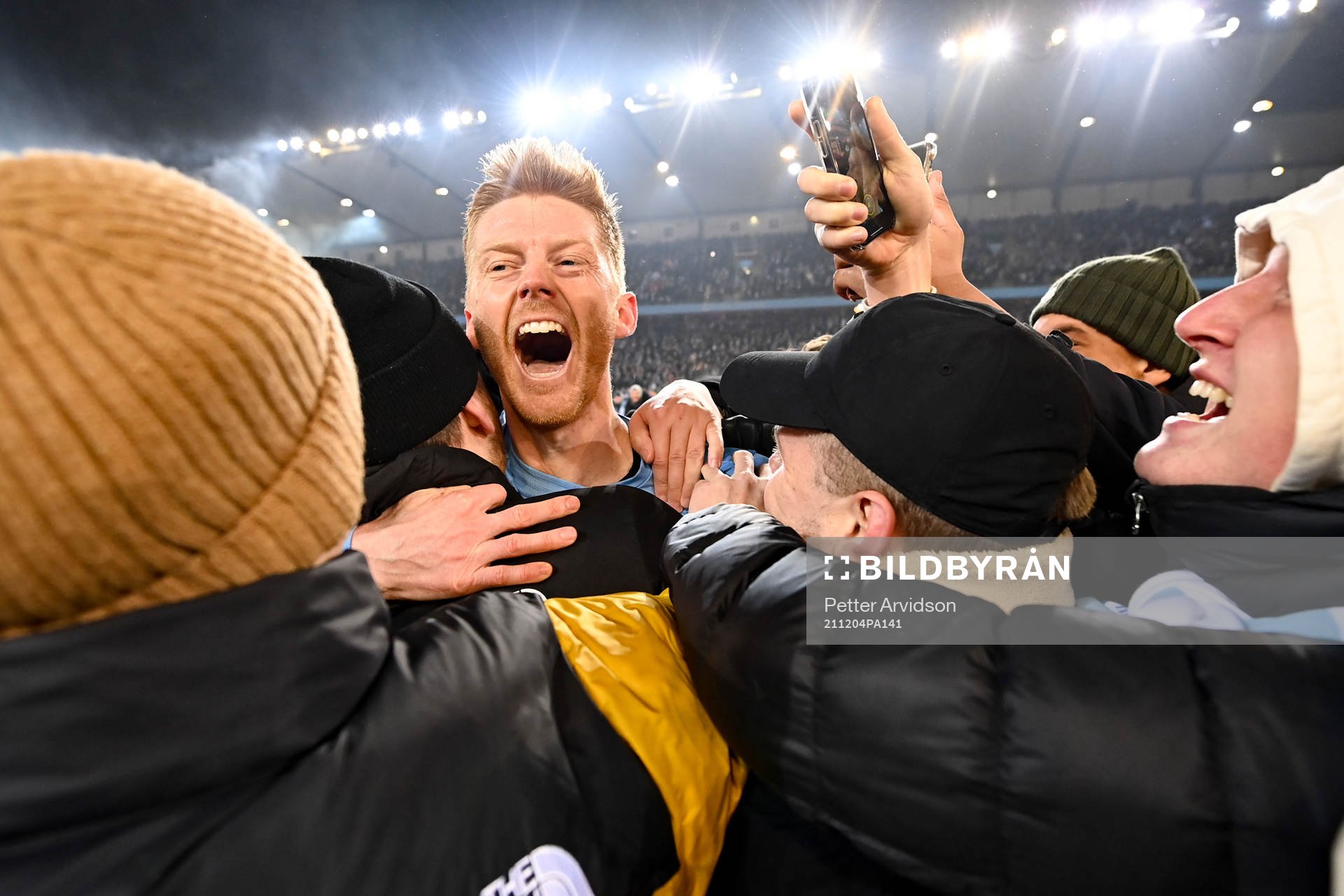 Anders Christiansen jublar med fansen