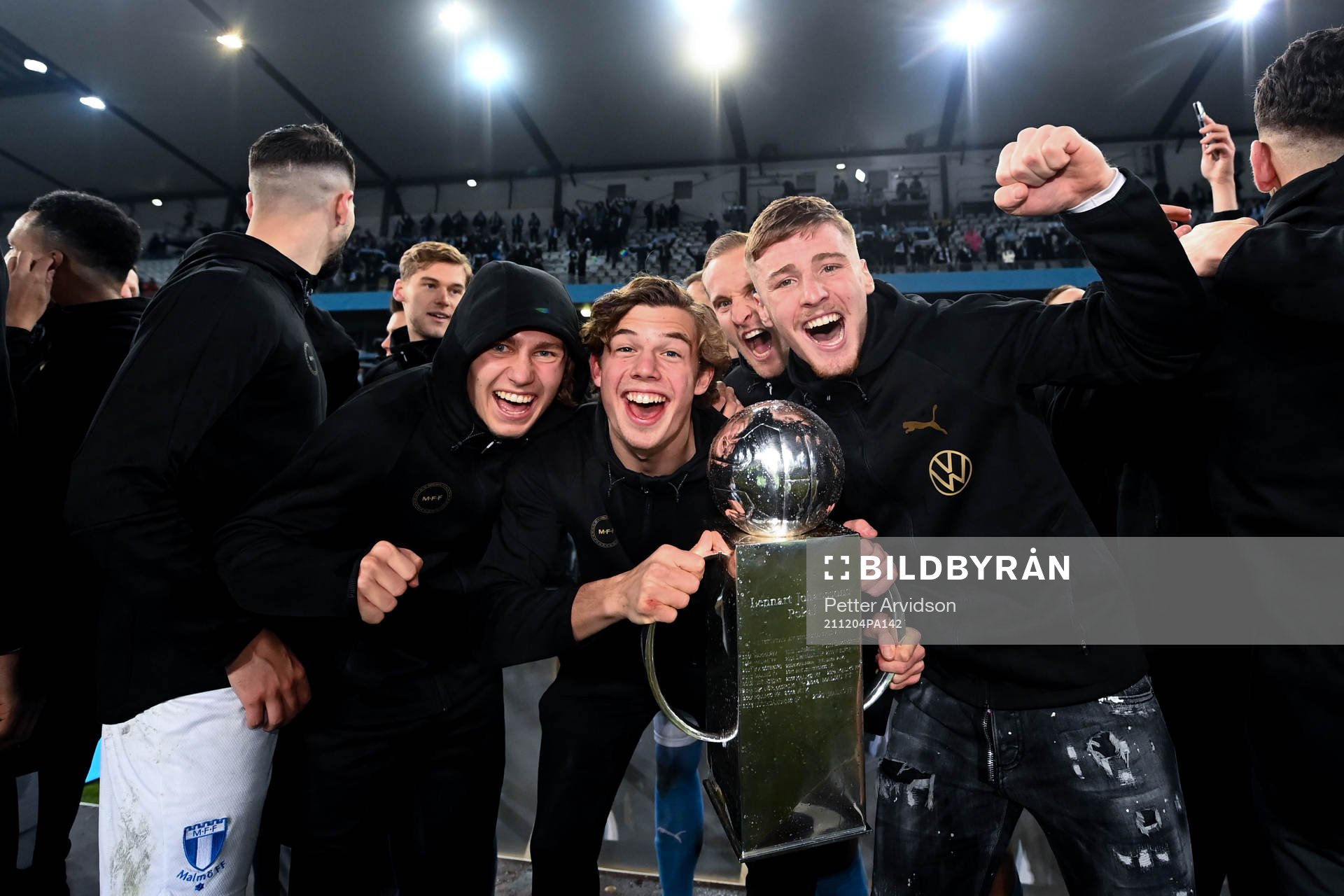 Malmö FFs Sebastian Nanasi , målvakt Melker Ellborg och Markus Björkqvist jublar med pokalen efter fotbollsmatchen i Allsvenskan mellan Malmö FF och Halmstad den 4 december 2021 i Malmö.
