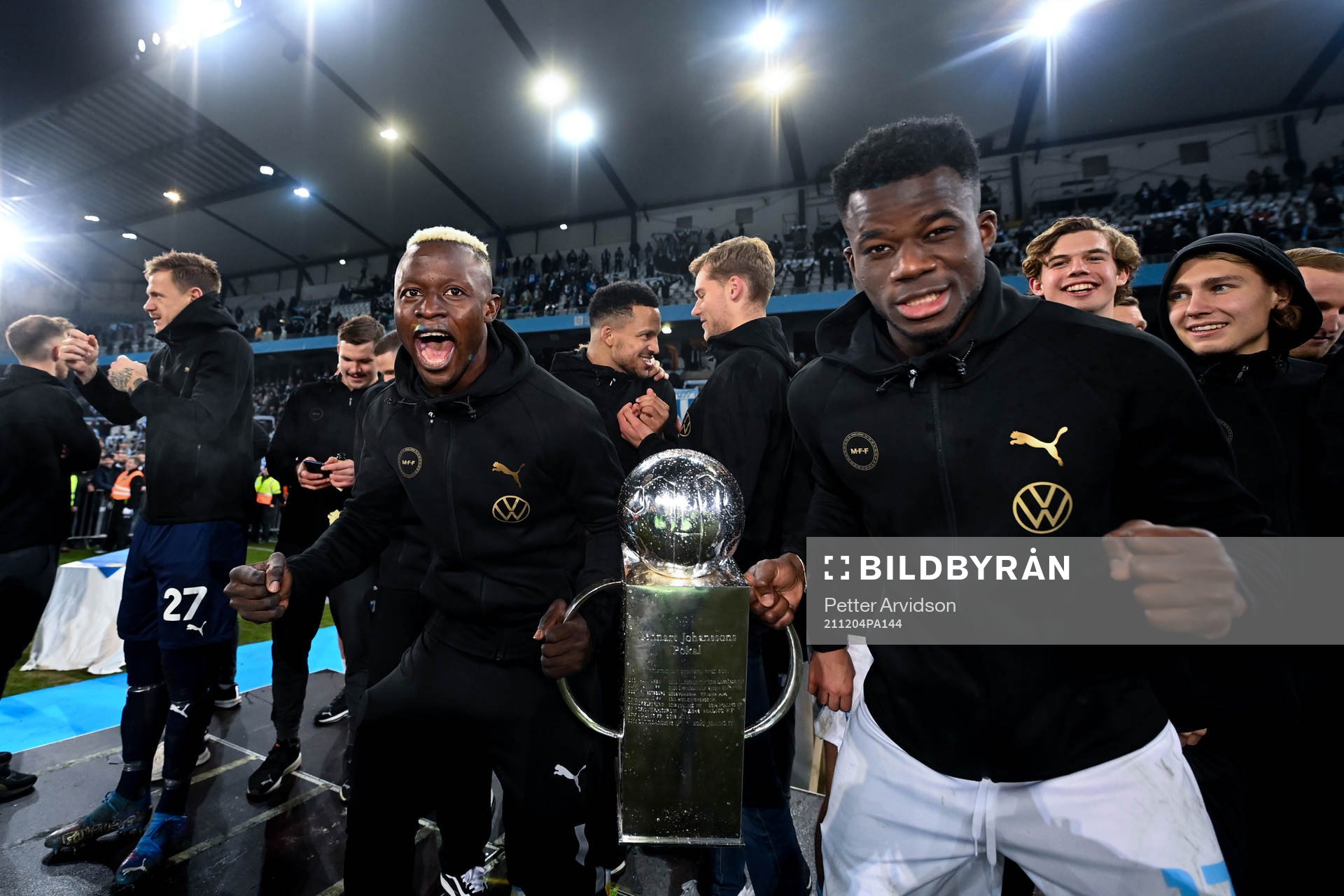Malmö FFs Bonke Innocent och Malik Abubakari jublar med