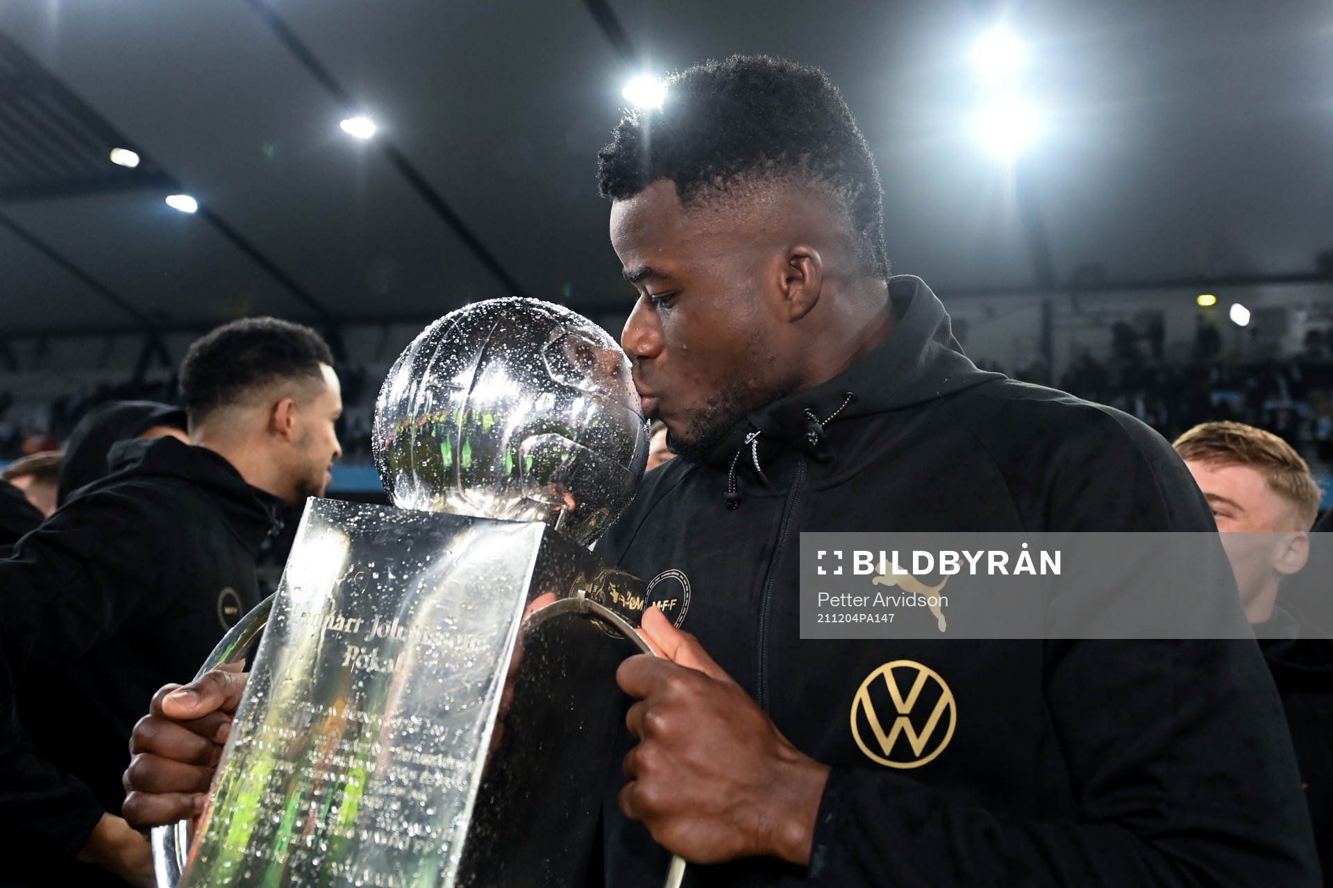 Malmö FFs Malik Abubakari jublar med pokalen
