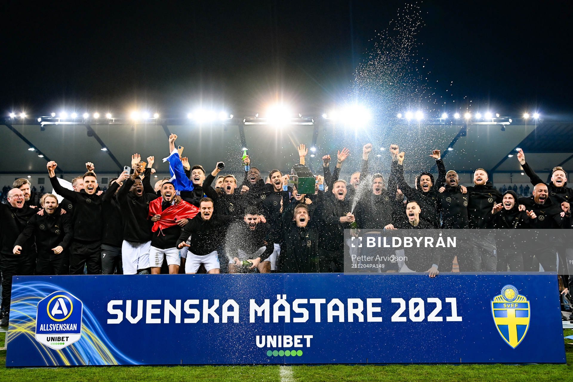 Malmö FFs Anders Christiansen lyfter pokalen med lagkamraterna efter att ha säkrat sm-guldet i fotbollsmatchen i Allsvenskan mellan Malmö FF och Halmstad den 4 december 2021 i Malmö. 