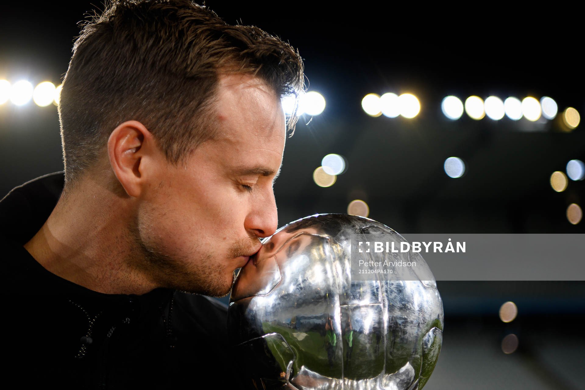 Malmö FFs Eric Larsson poserar för porträtt med Lennart Johanssons pokal efter fotbollsmatchen i Allsvenskan mellan Malmö FF och Halmstad den 4 december 2021 i Malmö. 