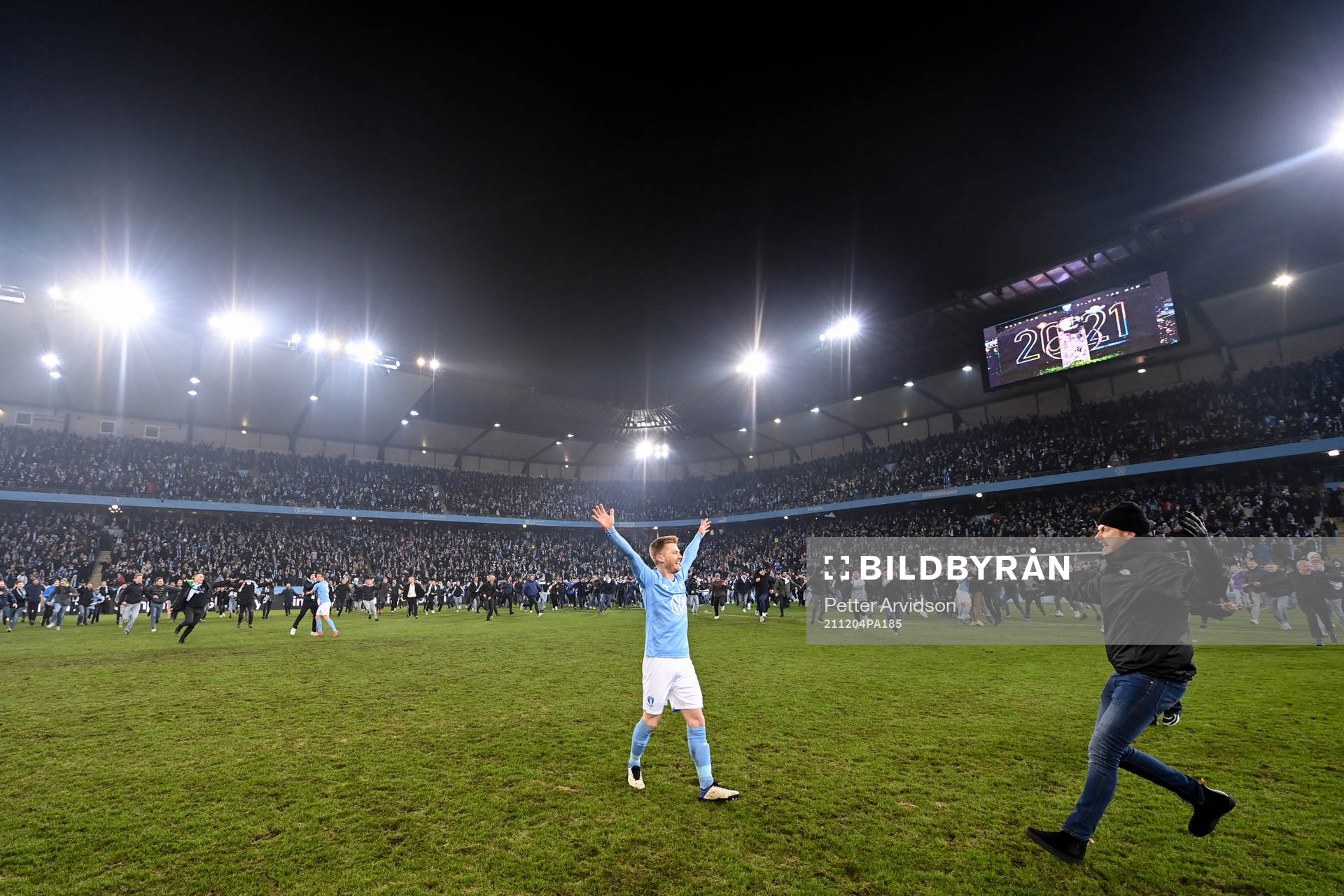 Malmö FFs Anders Christiansen jublar med supportar