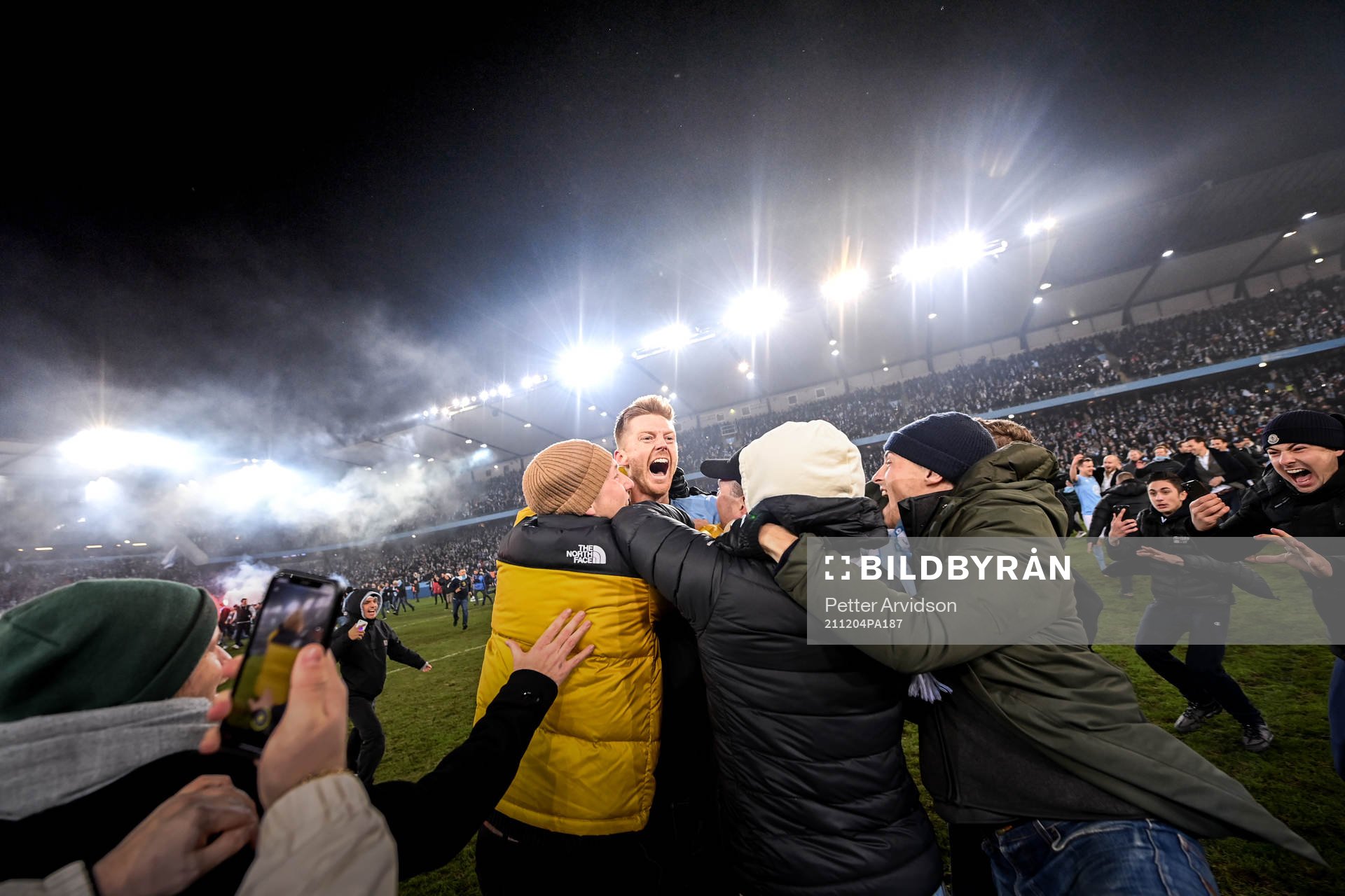 Malmö FFs Anders Christiansen jublar med supportar