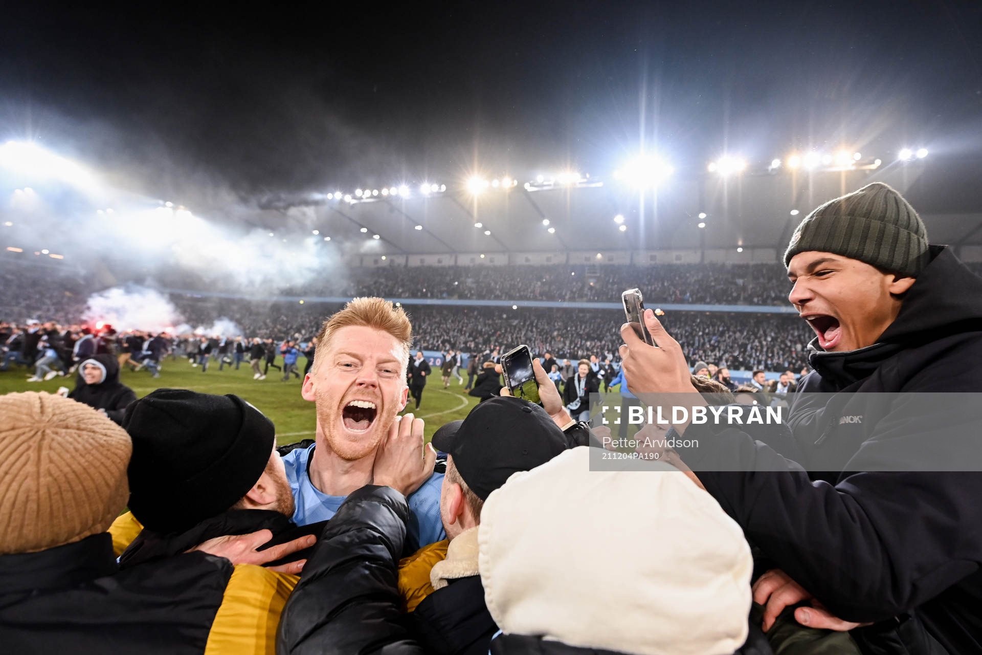 Malmö FFs Anders Christiansen jublar med supportar