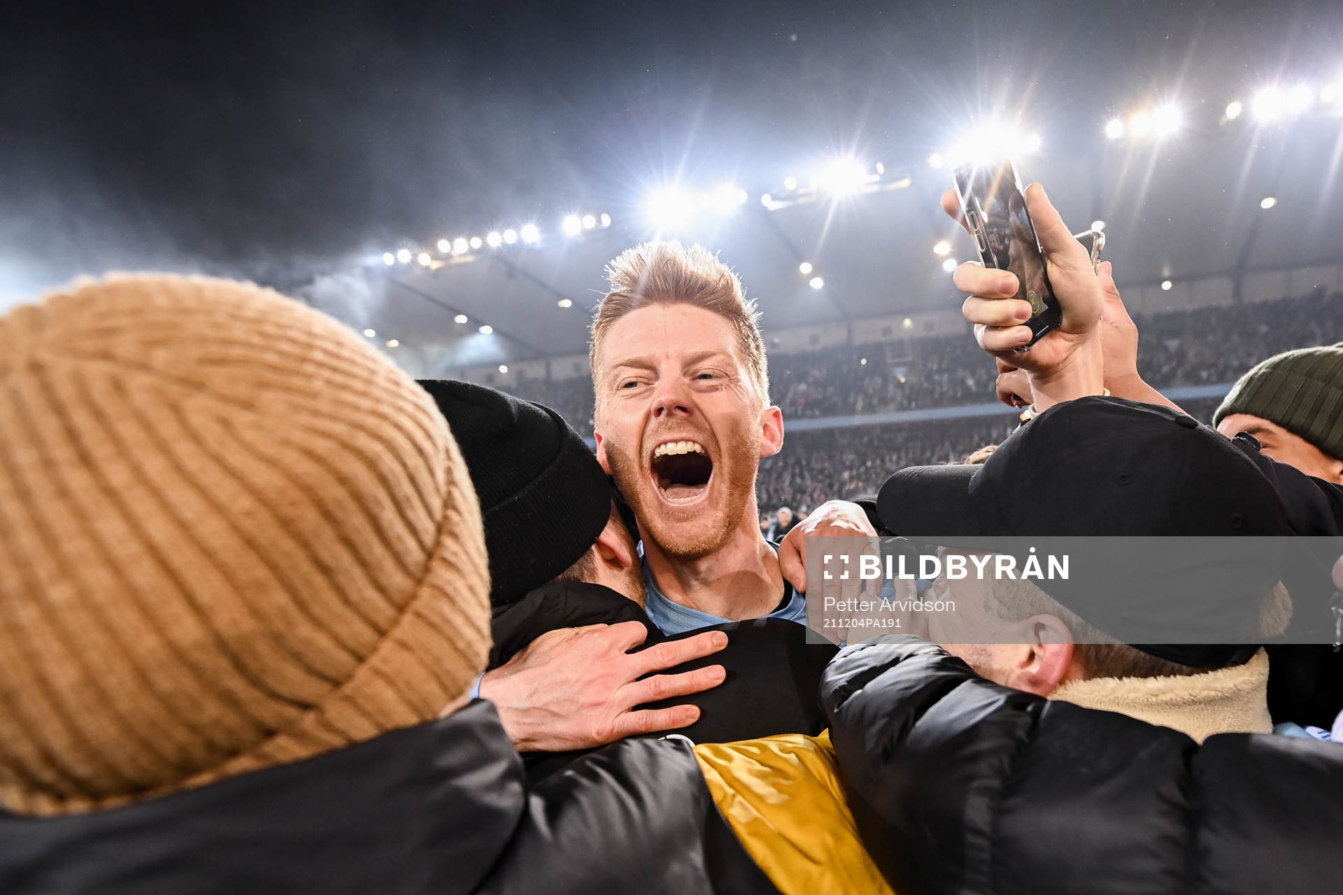 Malmö FFs Anders Christiansen jublar med supportar