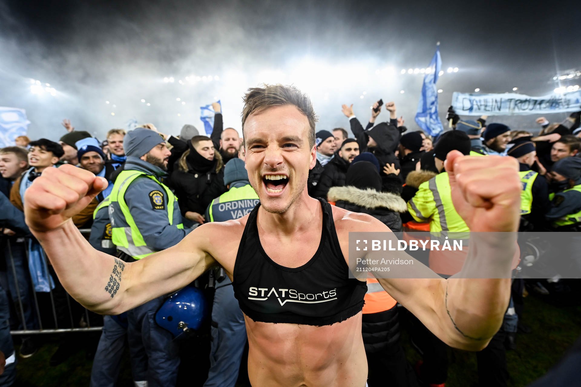 Malmö FFs Eric Larsson  jublar med supportrar