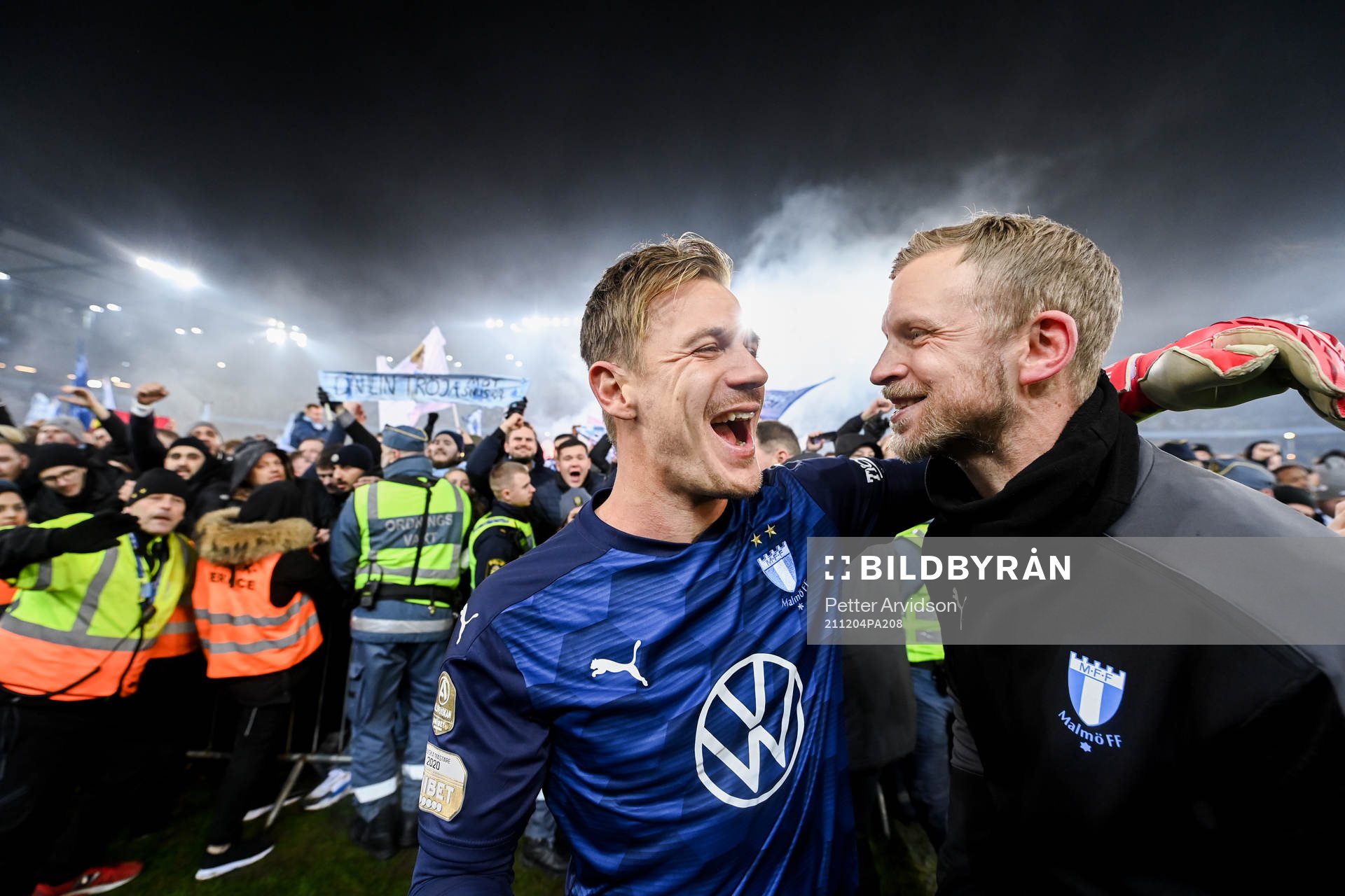 Malmö FFs målvakt Johan Dahlin jublar