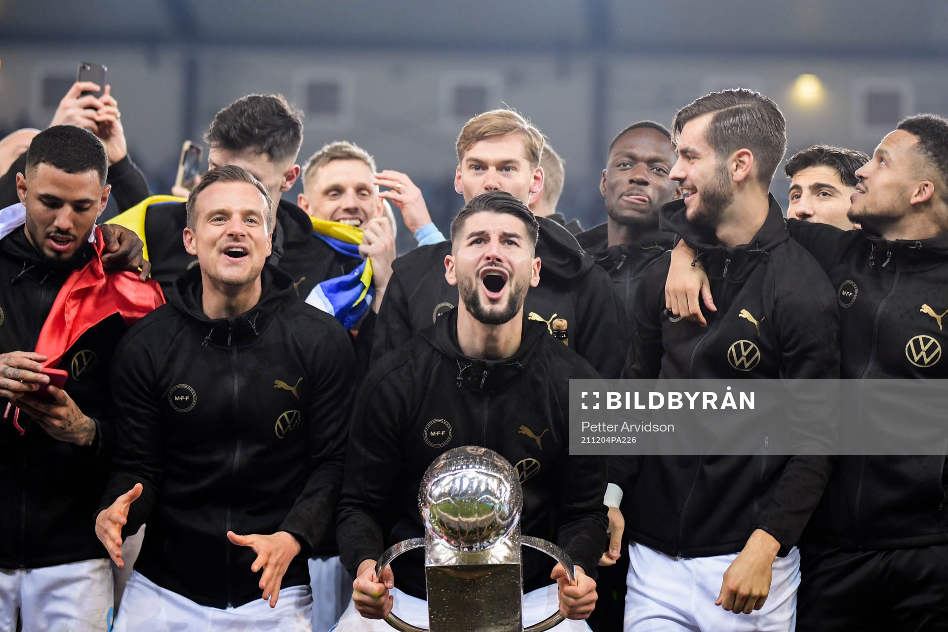 Malmö FFs Antonio Colak jublar med pokalen