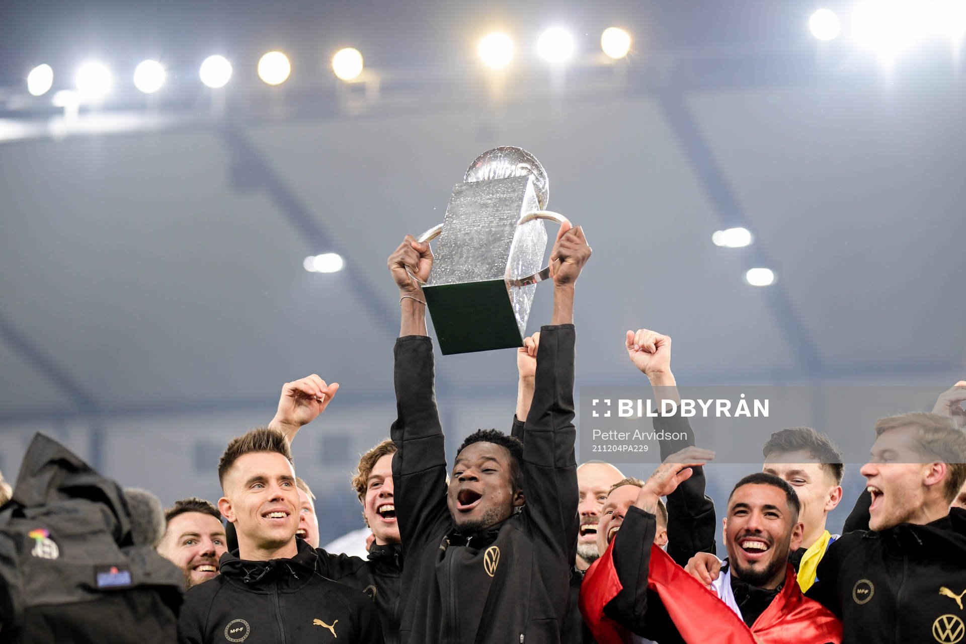 Malmö FFs Malik Abubakari  jublar med pokalen