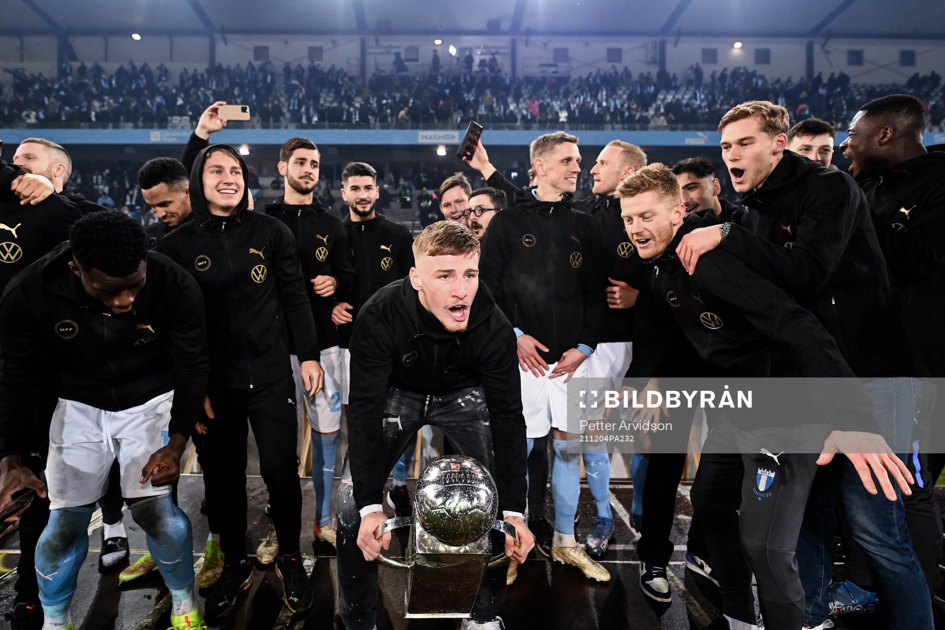 Malmö FFs Markus Björkqvist jublar med pokalen