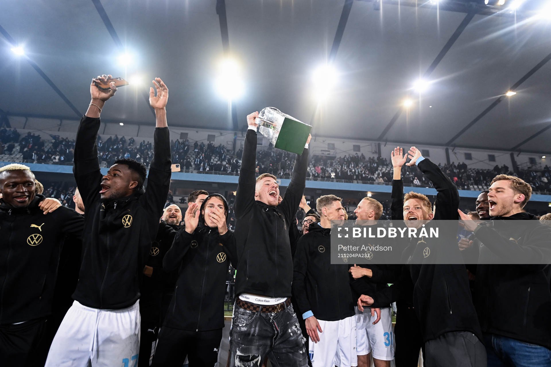 Malmö FFs Markus Björkqvist  jublar med pokalen