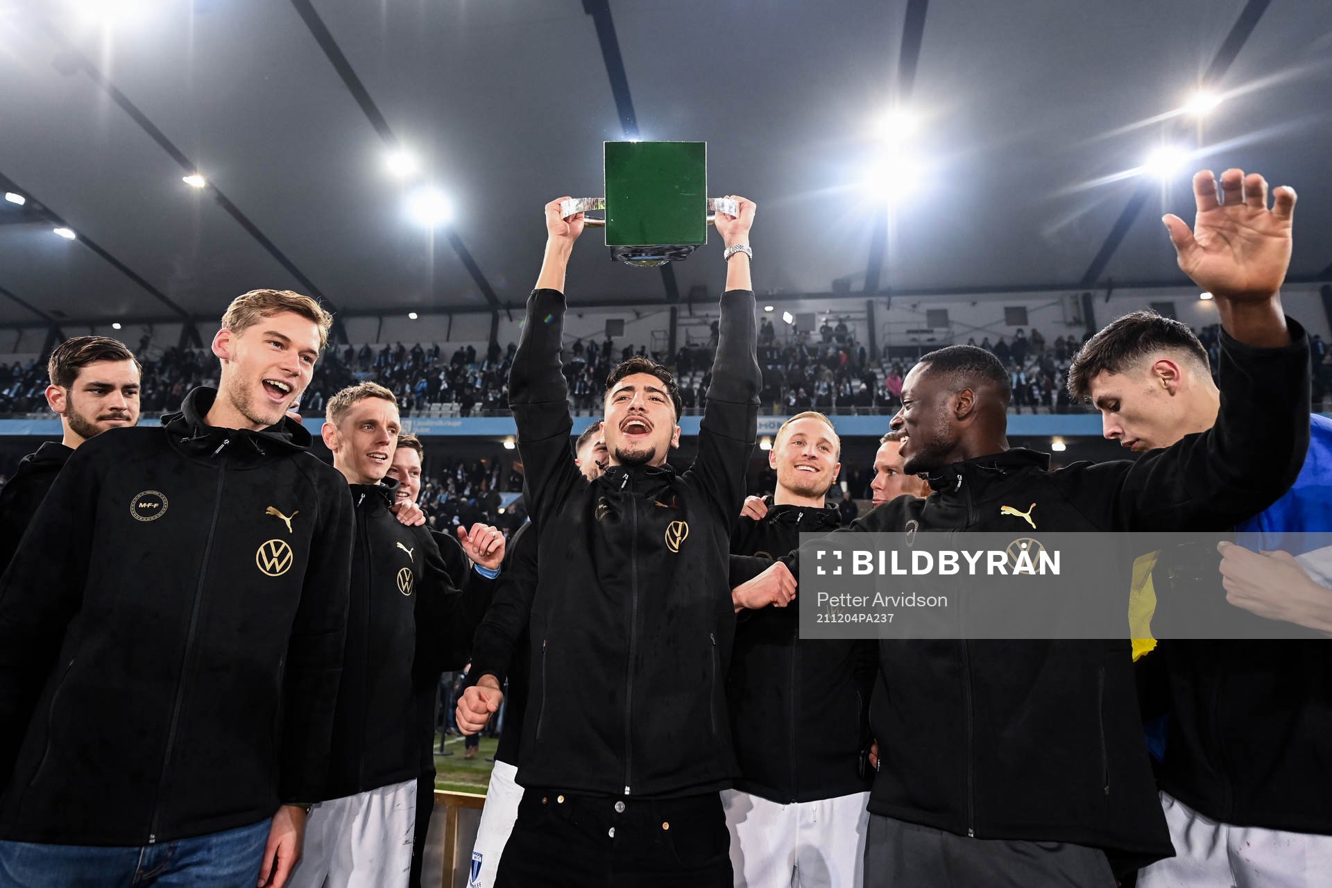 Malmö FFs  Peter Gwargis jublar med pokalen