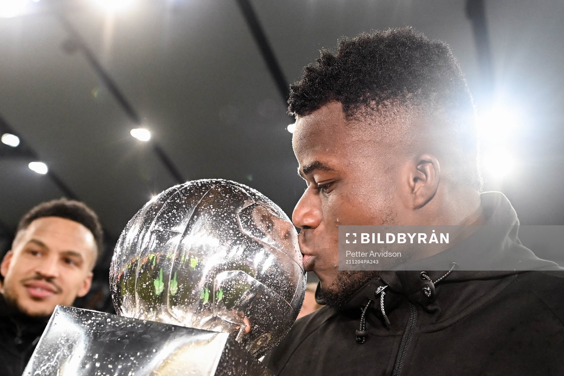 Malmö FFs Malik Abubakari  jublar med pokalen