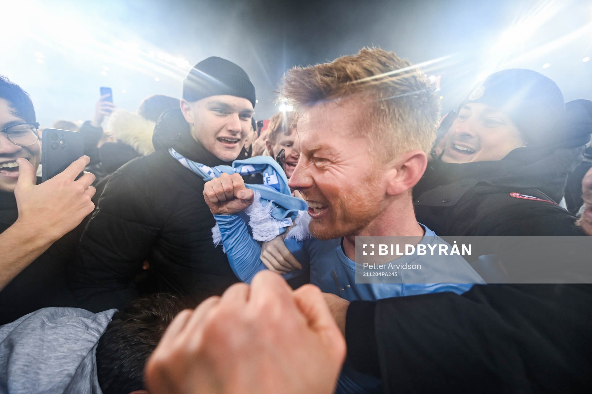 Malmö FFs Anders Christiansen jublar med supportar