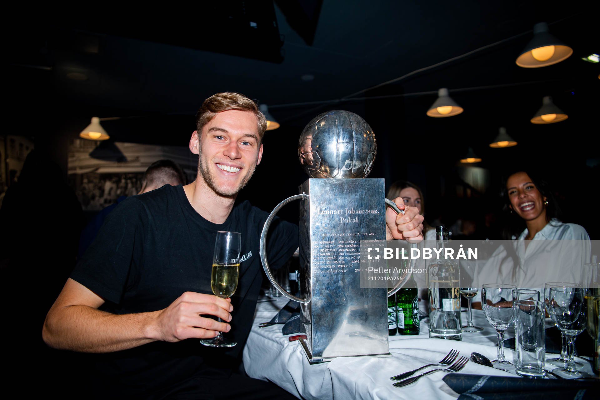 Malmö FFs Felix Beijmo jublar med pokalen