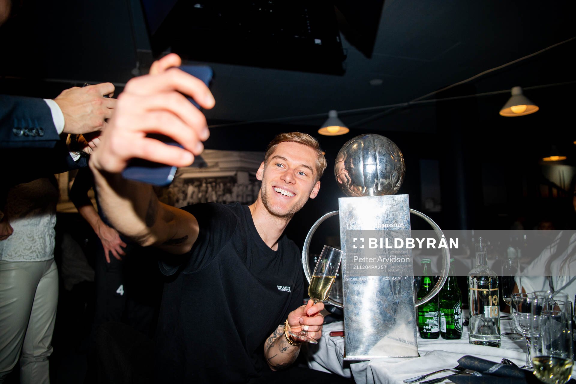Malmö FFs Felix Beijmo jublar med pokalen
