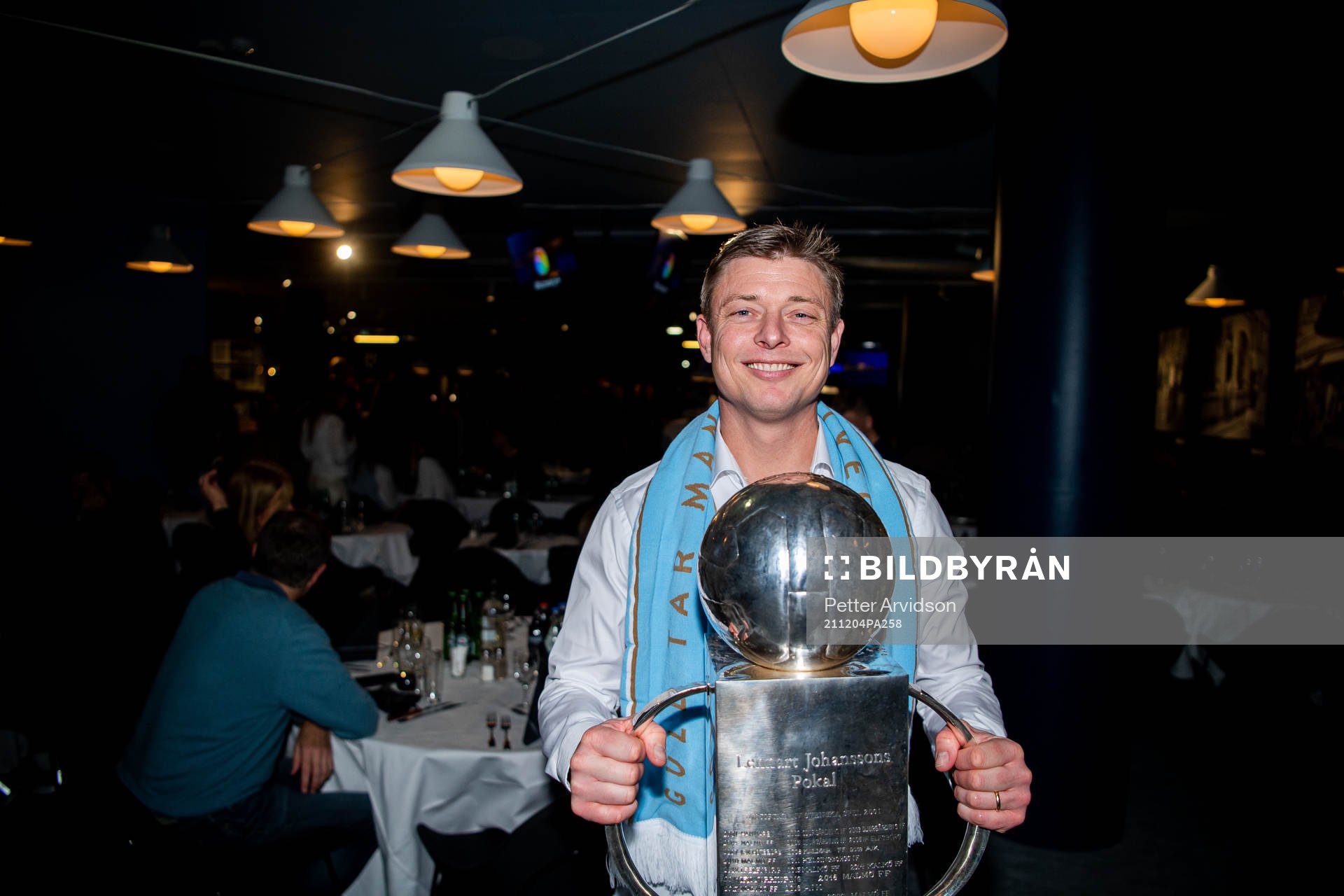 Malmö FFs tränare Jon Dahl Tomasson jublar med pokalen