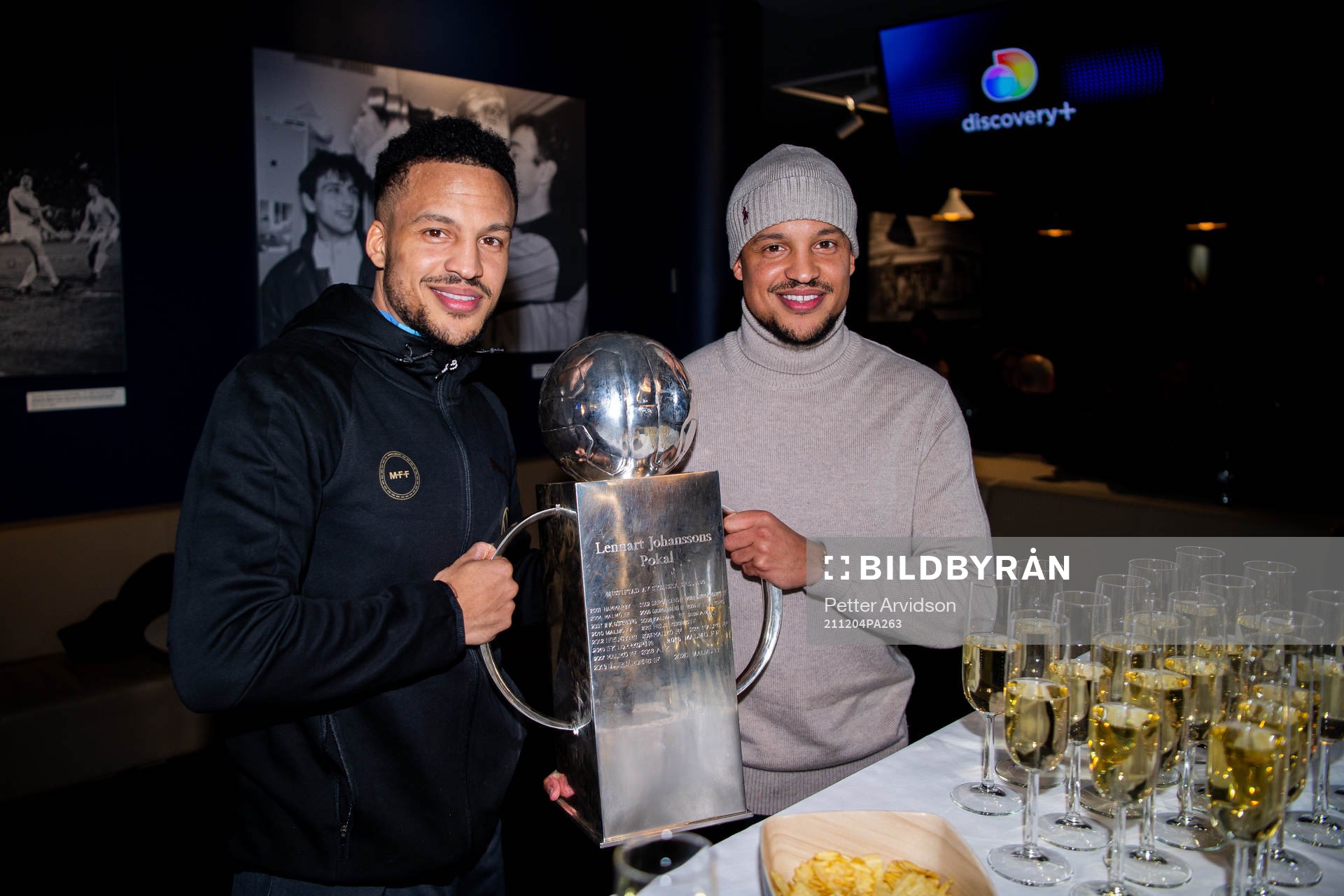 Malmö FFs Martin Olsson och brodern Marcus Olsson jublar