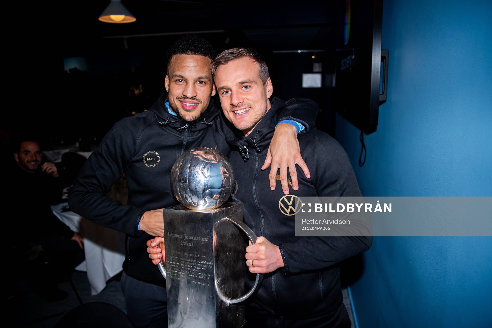 Malmö FFs Martin Olsson och Eric Larsson jublar med pokalen