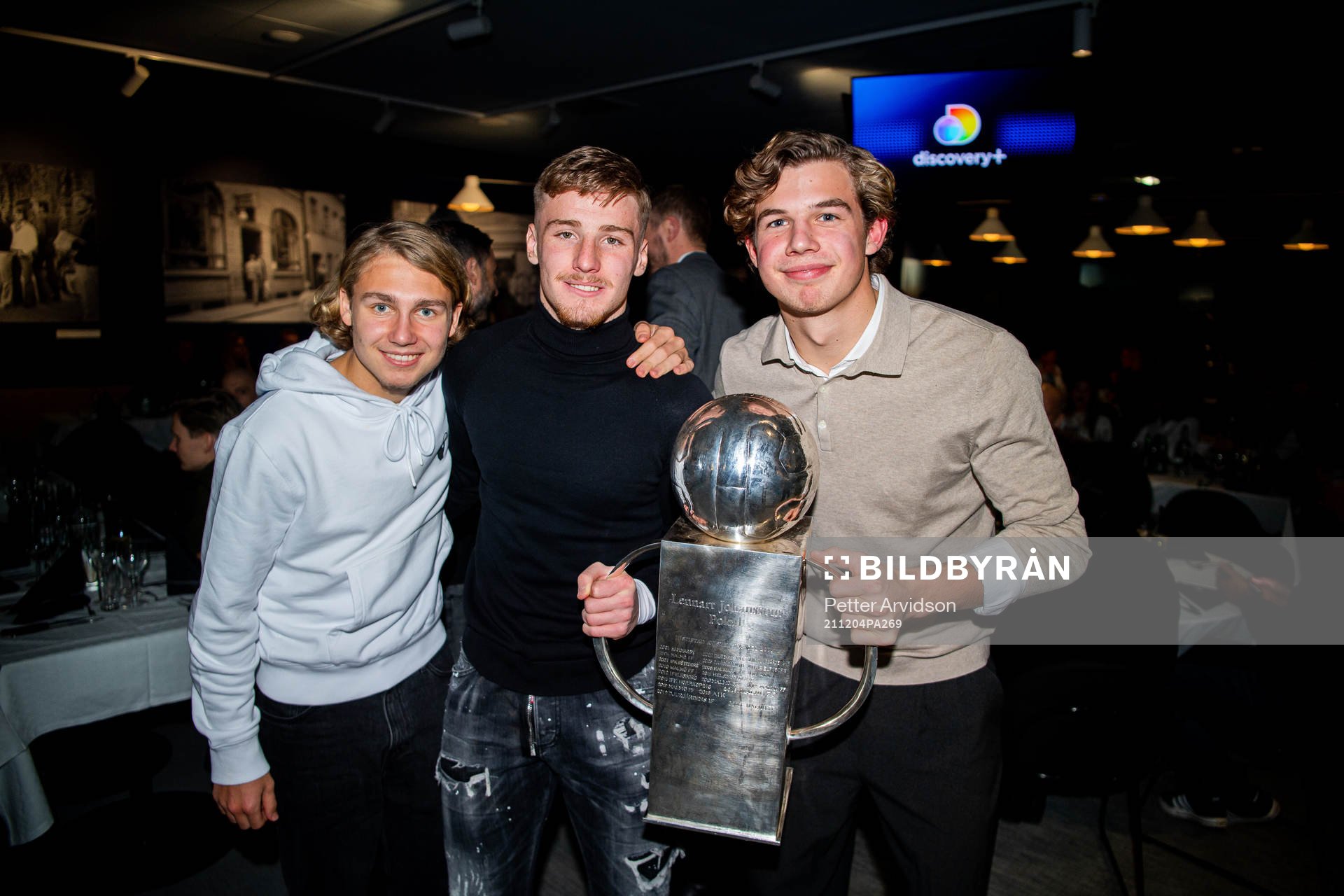 Malmö FFs Sebastian Nanasi , Markus Björkqvist och målvakt Melker Ellborg jublar med pokalen under efterfesten efter fotbollsmatchen i Allsvenskan mellan Malmö FF och Halmstad den 4 december 2021 i Malmö.