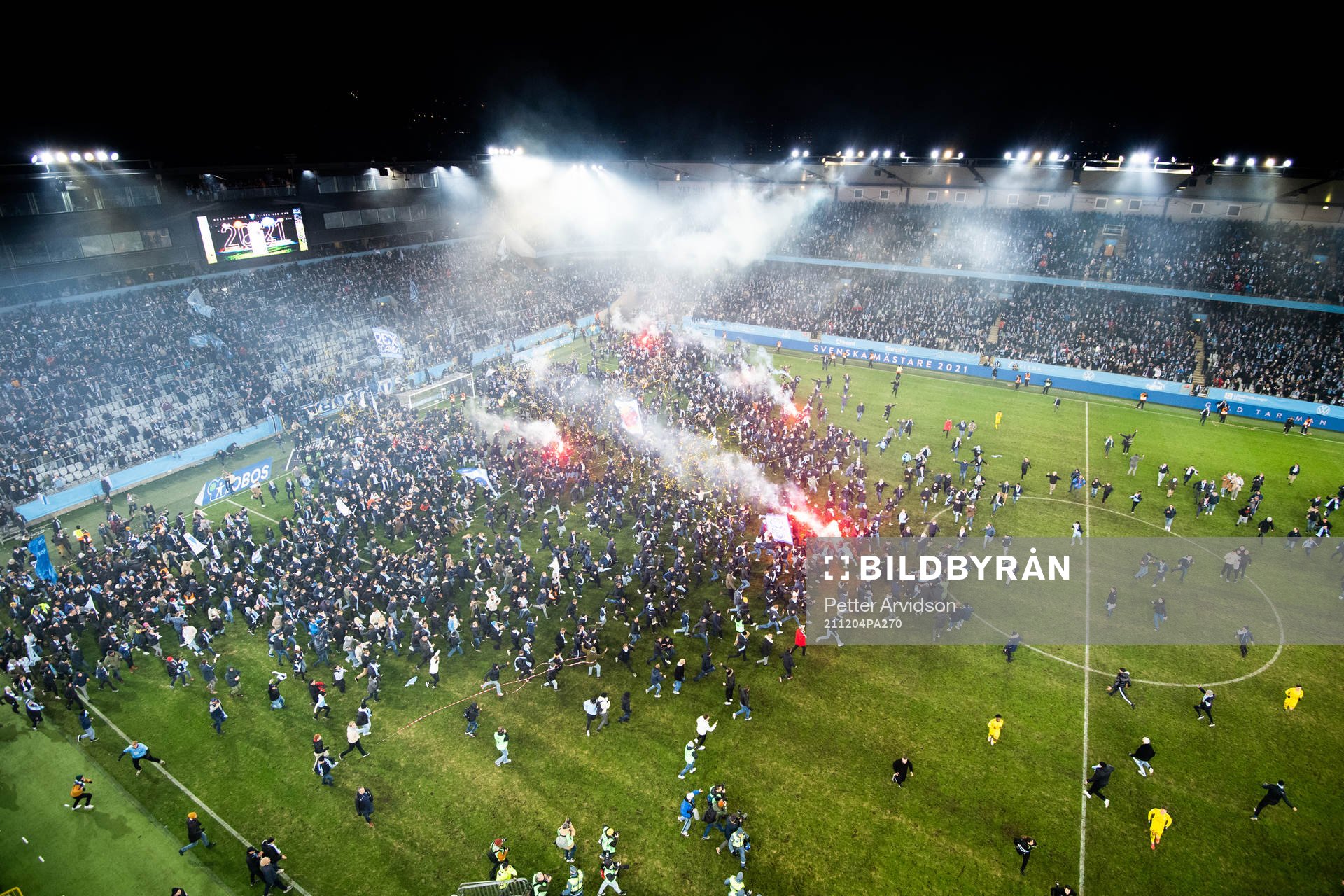 Malmö FFs supportrar stormar planen