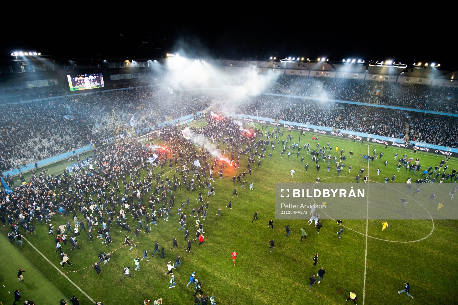 Malmö FFs supportrar stormar planen