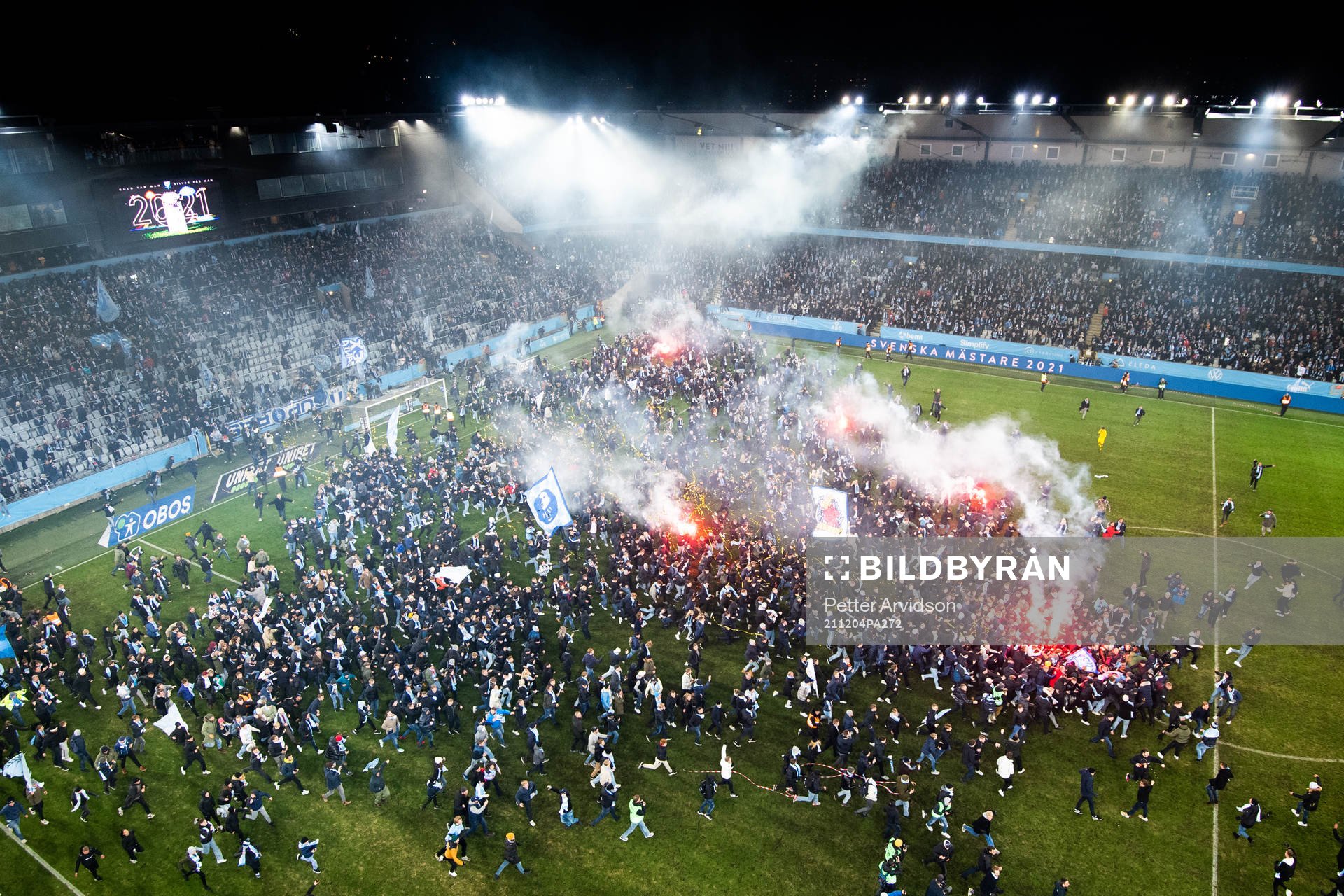 Malmö FFs supportrar stormar planen