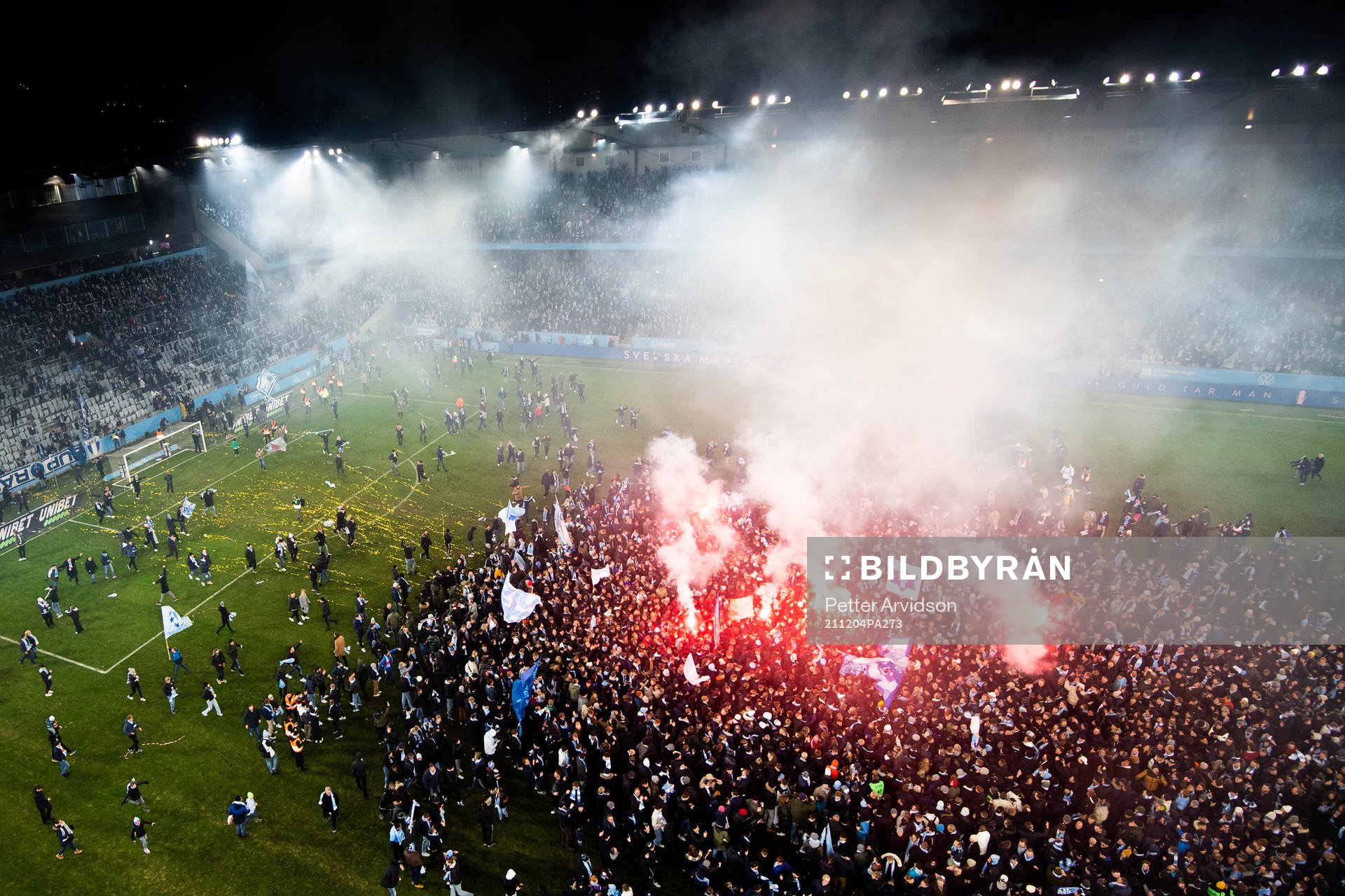 Malmö FFs supportrar stormar planen