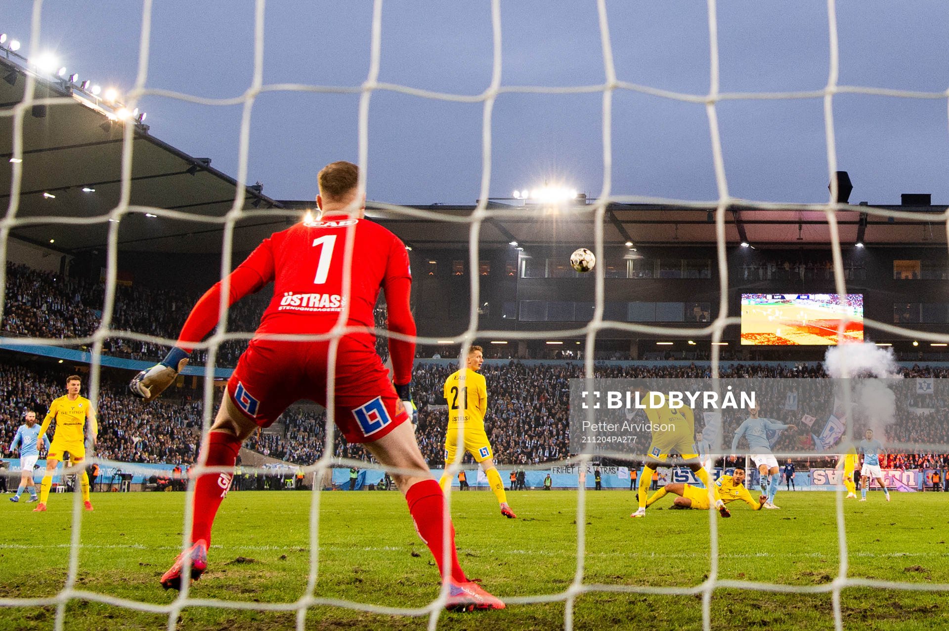 Malmö FFs Adi Nalic med ett skott mot Halmstads målvakt
