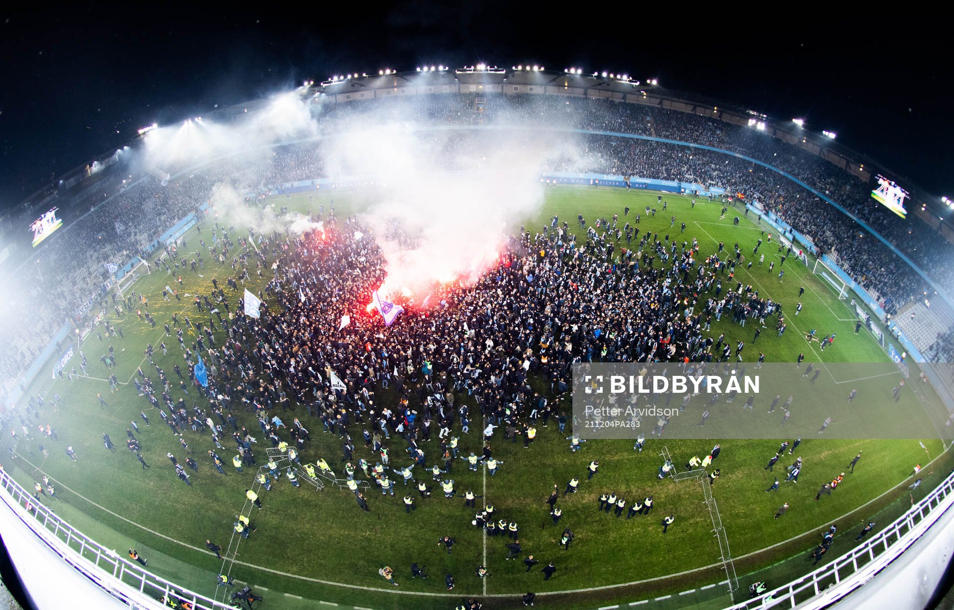 Malmö FFs supportrar stormar planen