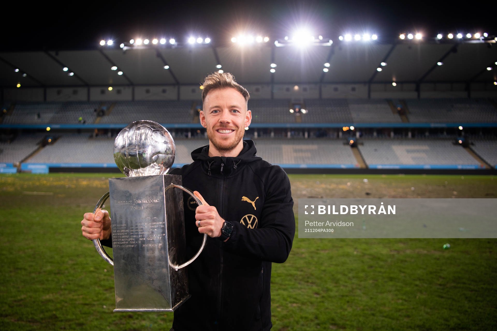 Malmö FFs fystränare Mark Read poserar för porträtt med Lennart Johanssons pokal efter att Malmö FF blivit Svenska Mästare 2021 efter fotbollsmatchen i Allsvenskan mellan Malmö FF och Halmstad den 4 december 2021 i Malmö.