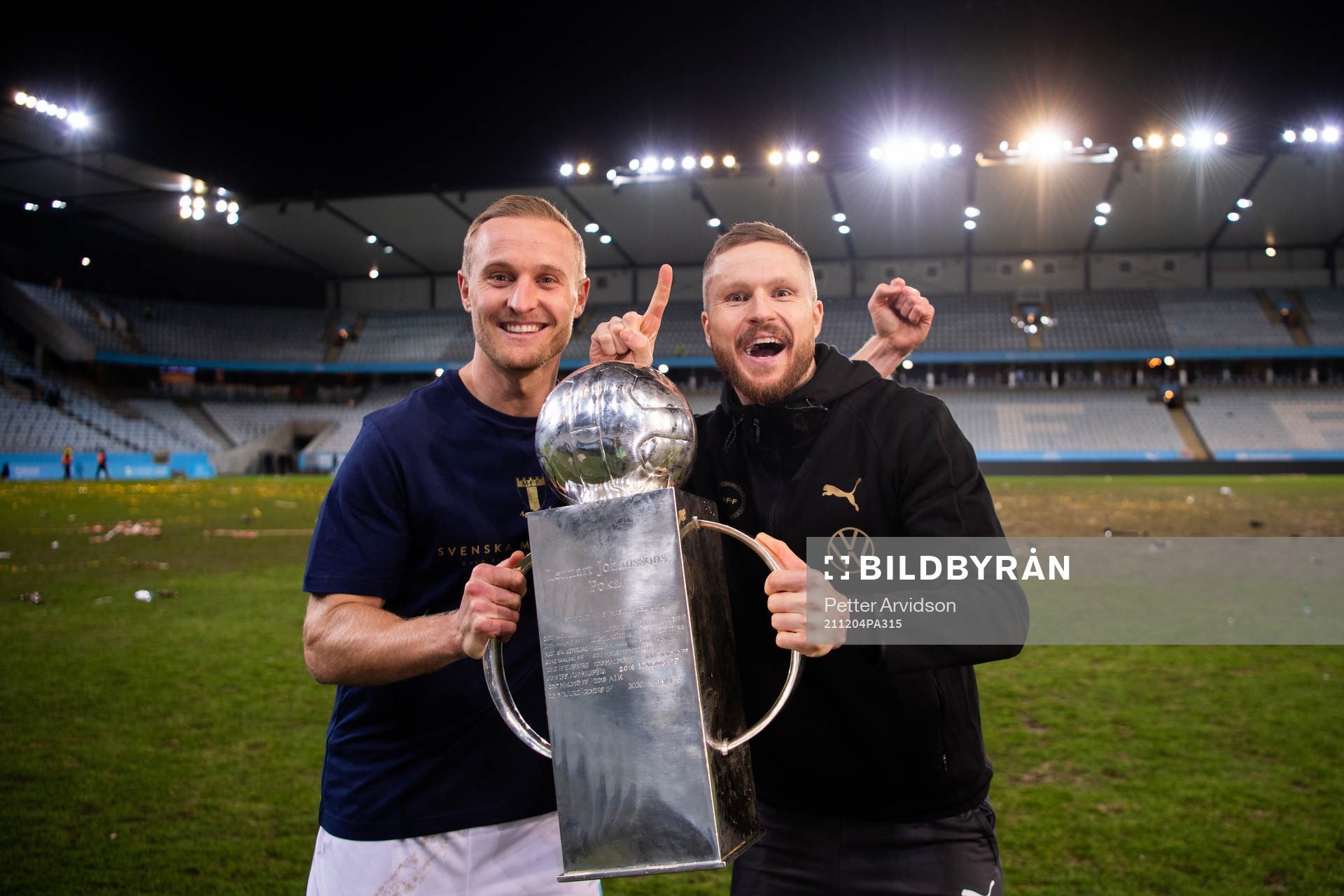 Malmö FFs Franz Brorsson och Lasse Nielsen poserar för ett porträtt med Lennart Johanssons pokal efter att Malmö FF blivit Svenska Mästare 2021 efter fotbollsmatchen i Allsvenskan mellan Malmö FF och Halmstad den 4 december 2021 i Malmö.