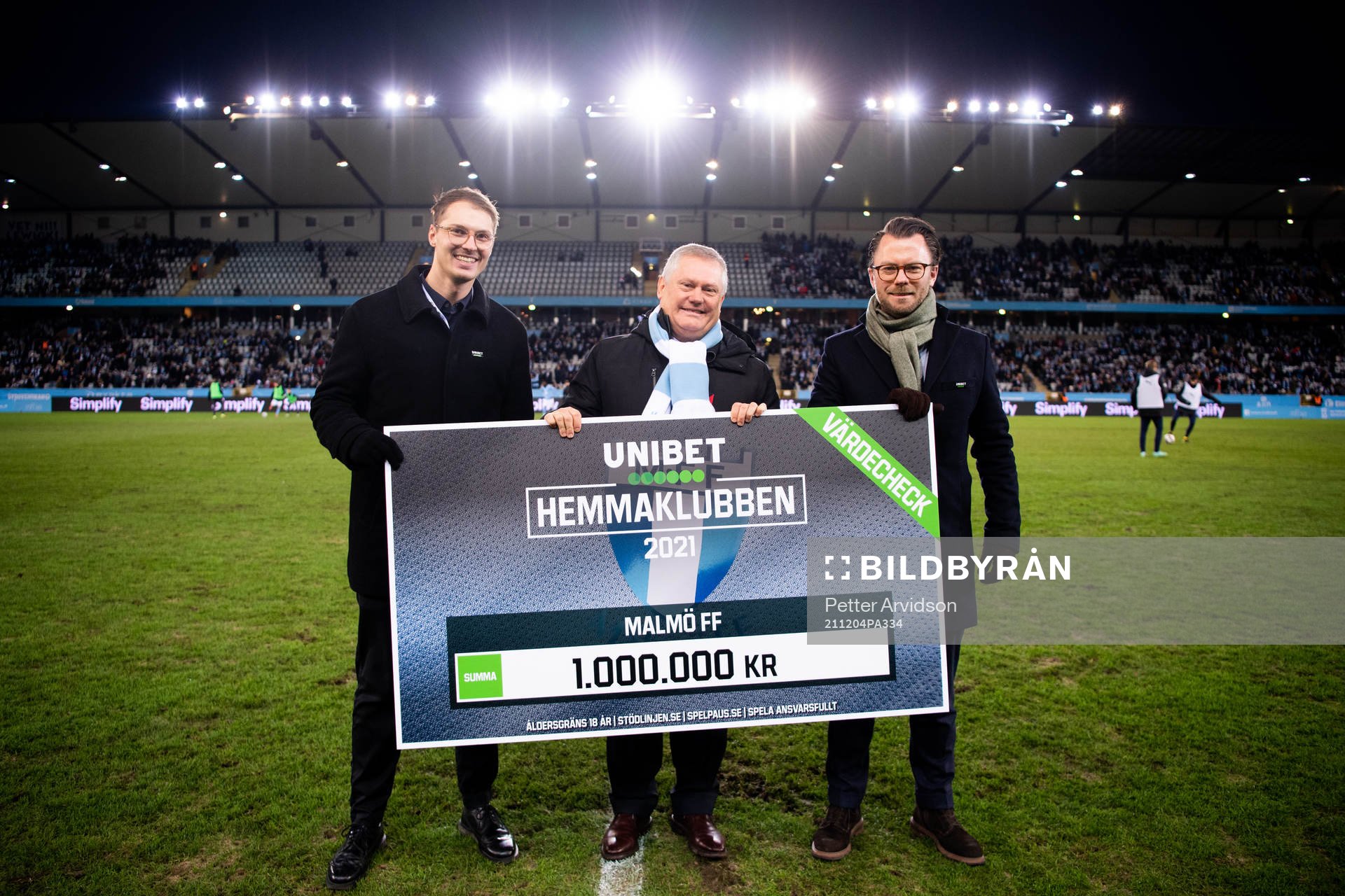 Malmö FFs ordförande Anders Pålsson tar emot en check