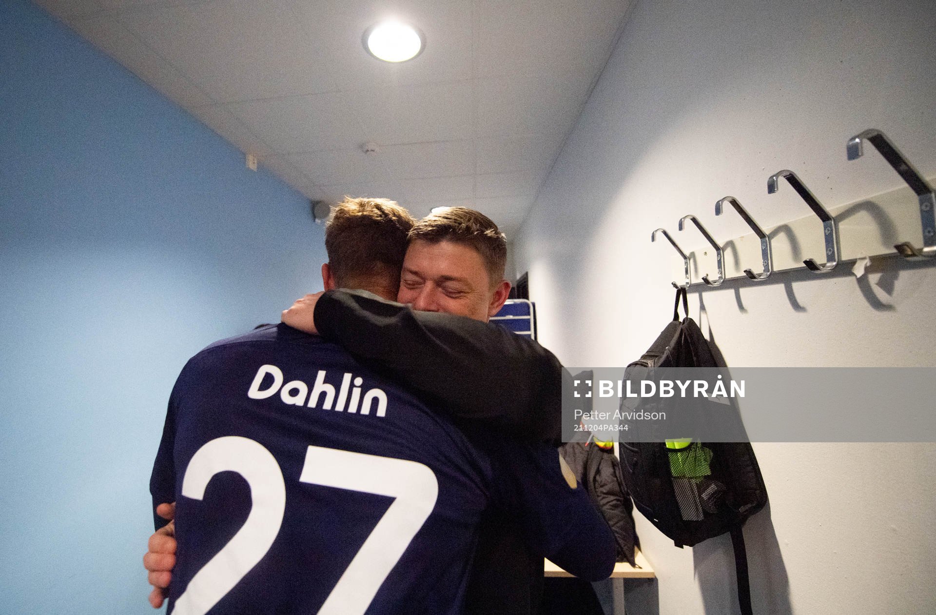Malmö FFs målvakt Johan Dahlin och tränare Jon Dahl Tomasson jublar efter att Malmö FF blivit Svenska Mästare 2021 efter fotbollsmatchen i Allsvenskan mellan Malmö FF och Halmstad den 4 december 2021 i Malmö.