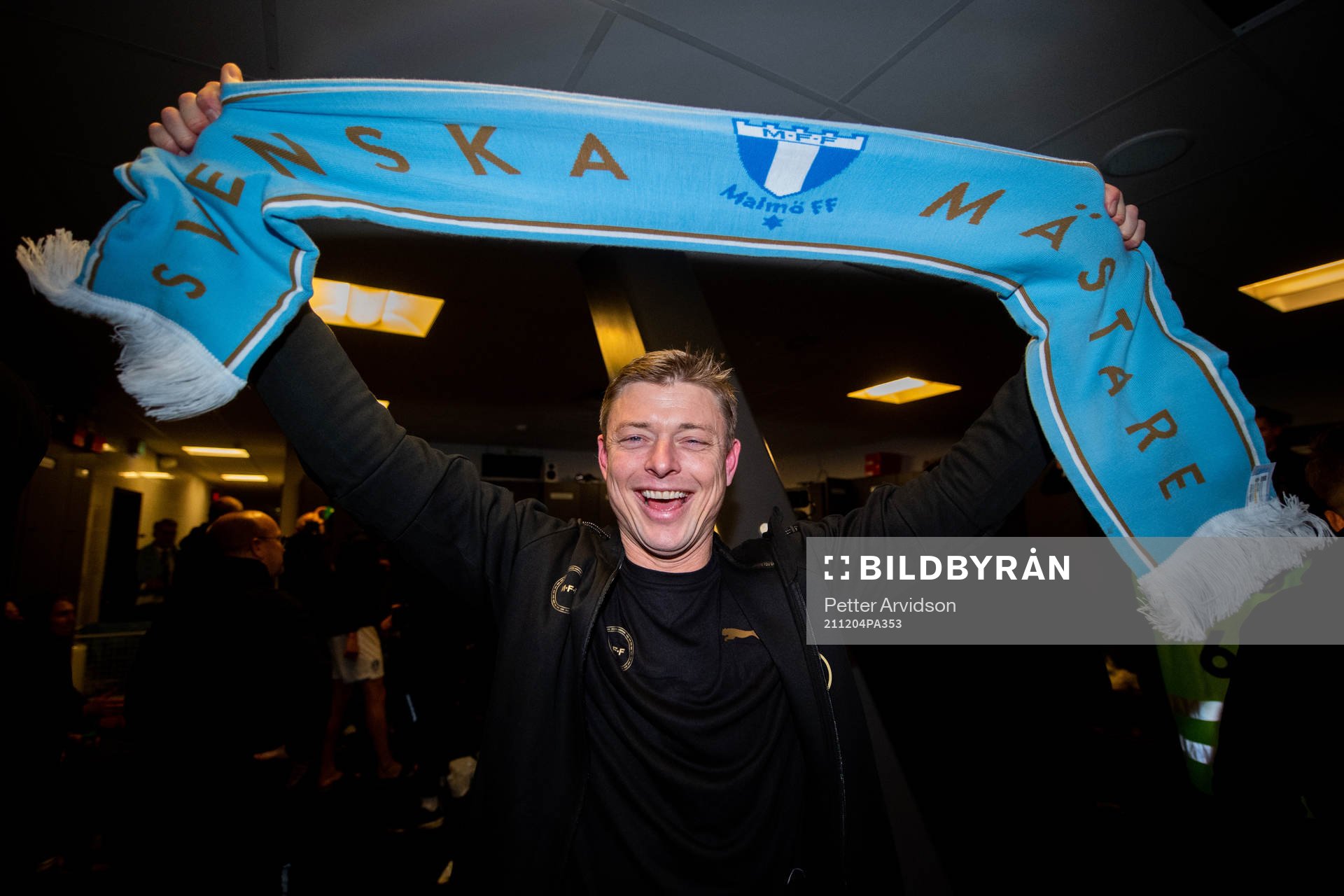 Malmö FFs tränare Jon Dahl Tomasson jublar