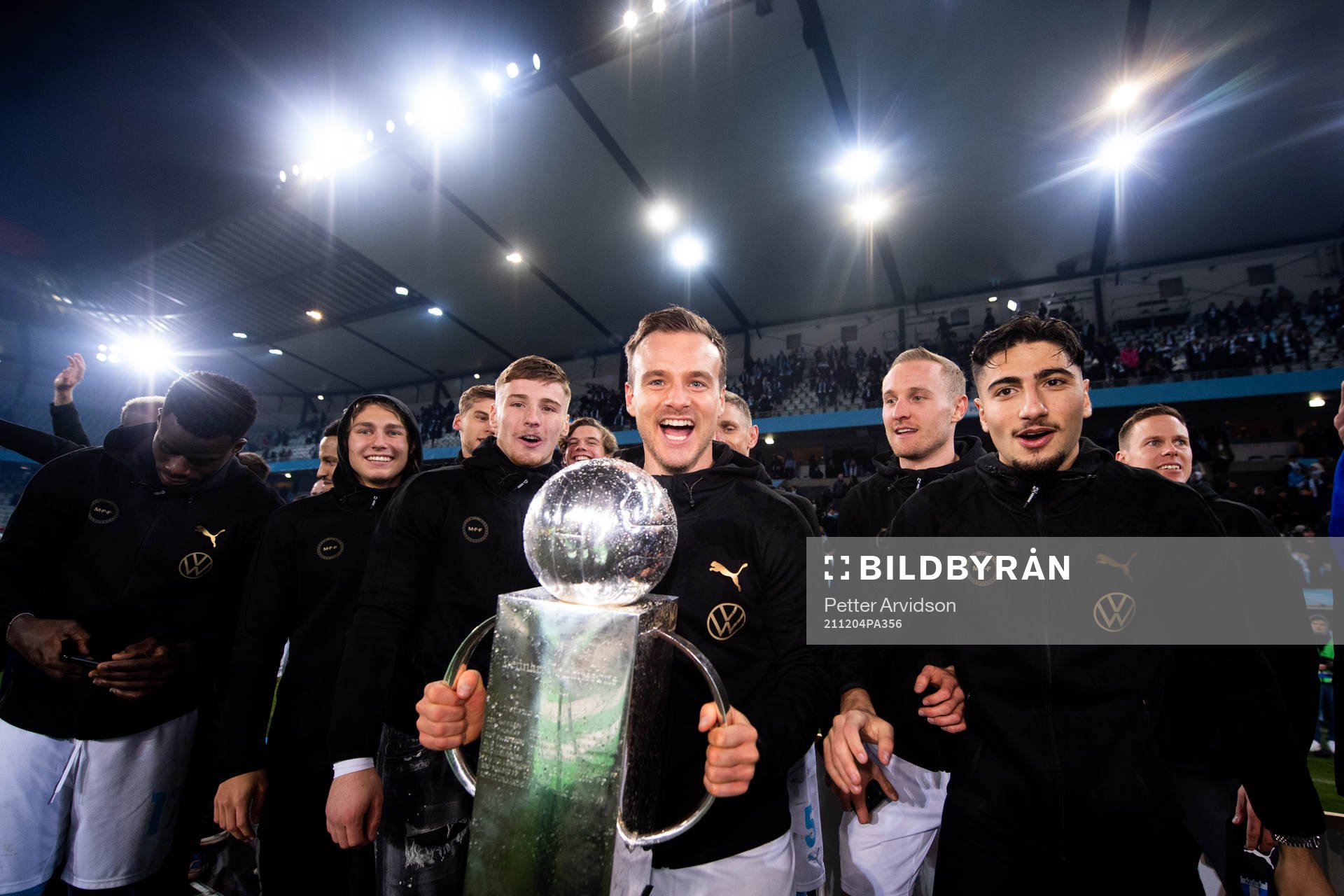 Malmö FFs Eric Larsson jublar med Lennart Johanssons pokal