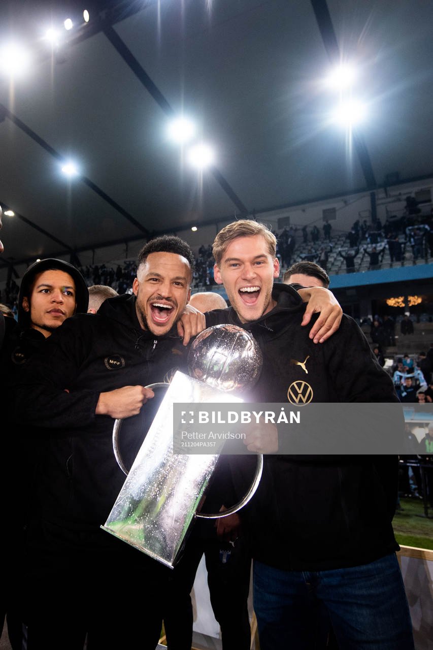 Malmö FFs Martin Olsson och Felix Beijmo jublar med